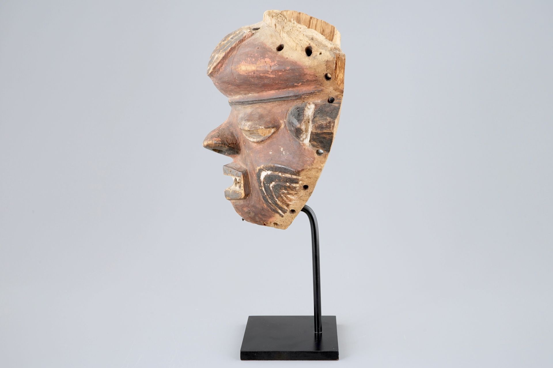 An African carved wooden "Mbuya" mask, Western Pende, Congo H.: 35 cm Condition reports and high - Image 4 of 5