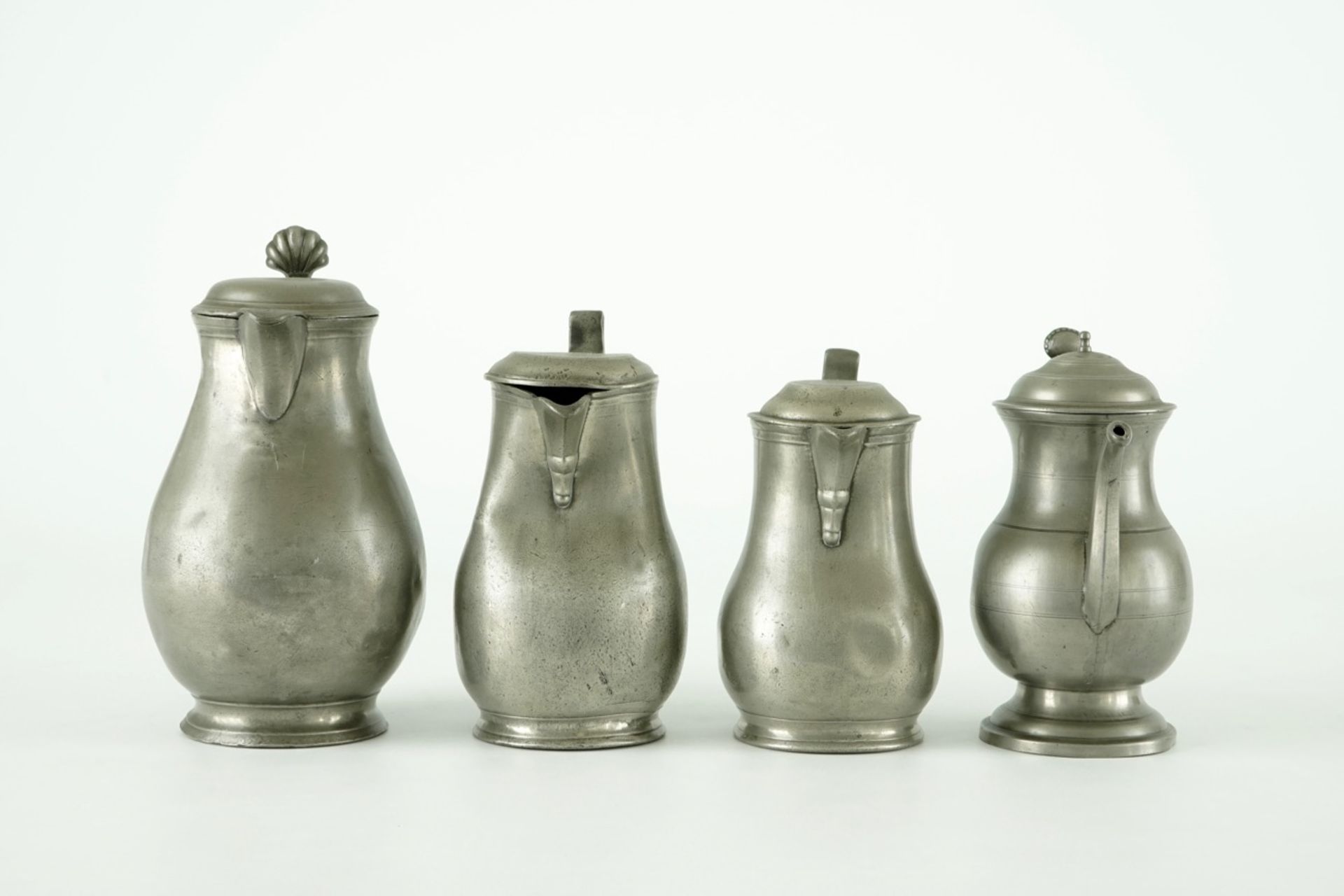 A collection of pewter wares, consisting of 20 jugs, plates, trays and bowls, 17/19th C. - Image 15 of 23