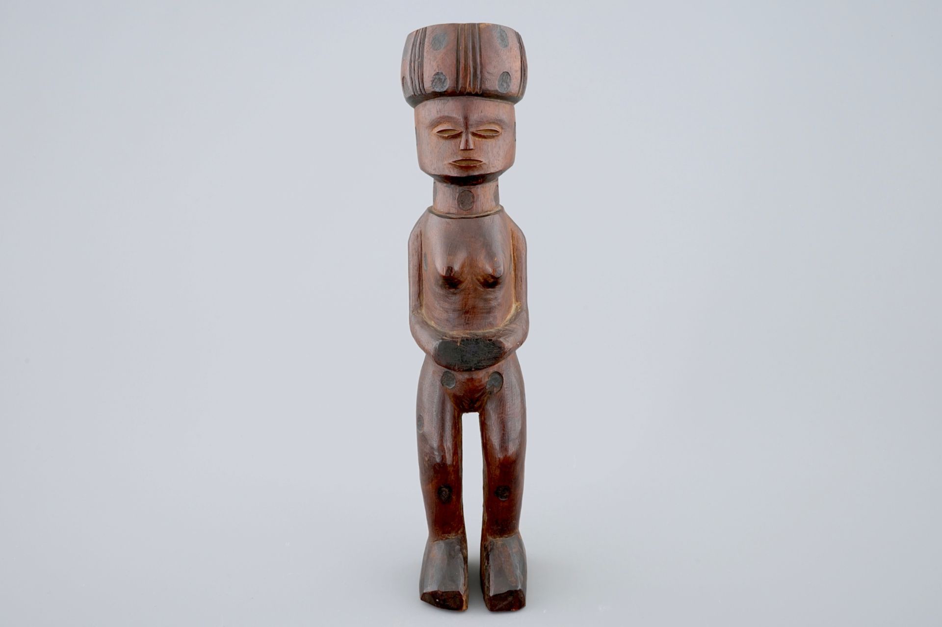 An African carved wood figure, Lunda, Congo H.: 30,5 cm Condition reports and high resolution