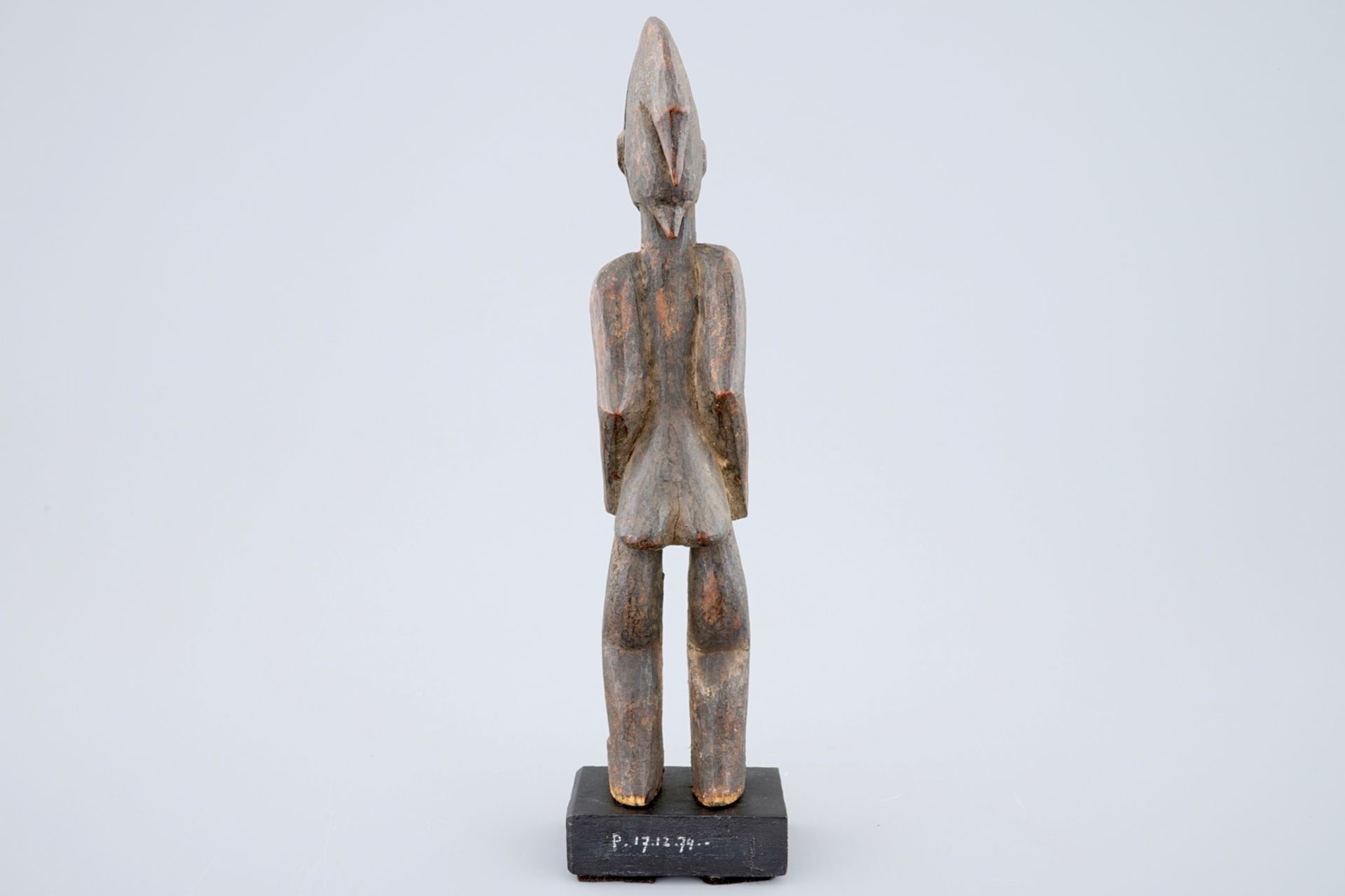 An African carved wood figure, Senufo, Ivory Coast H.: 27,5 cm Condition reports and high resolution - Image 4 of 6