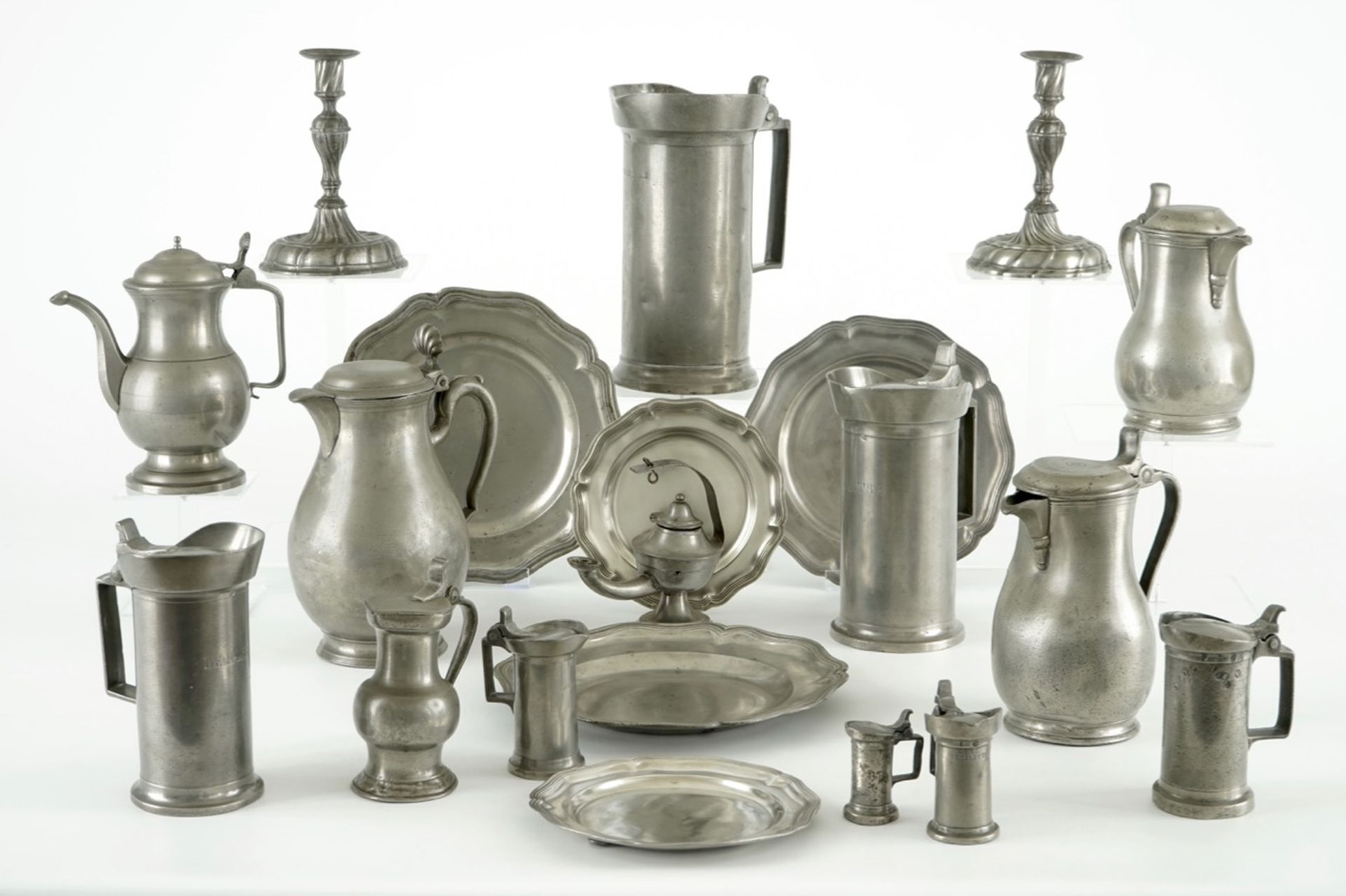 A collection of pewter wares, consisting of 20 jugs, plates, trays and bowls, 17/19th C.