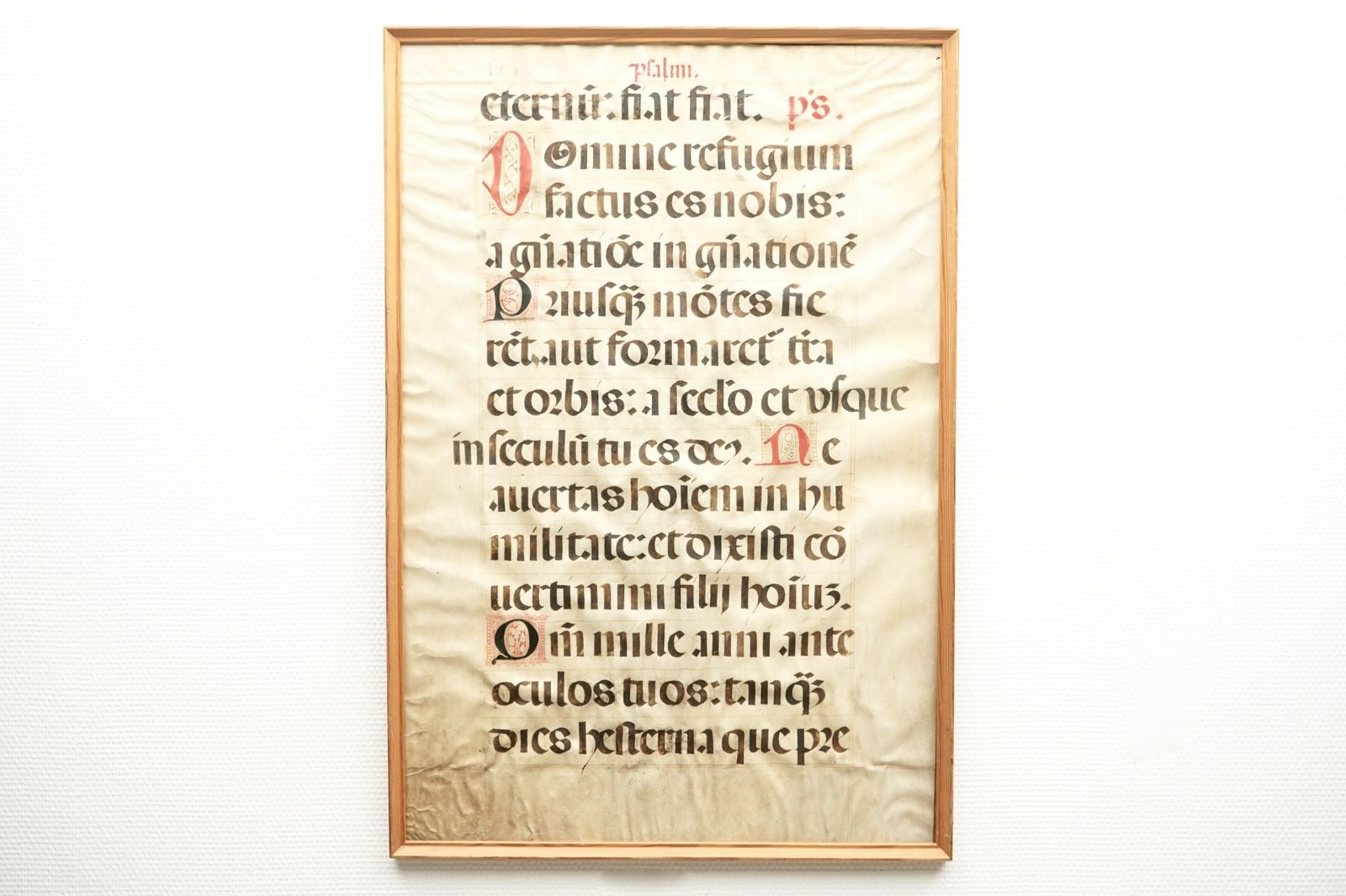 A large framed handwriting from a psalm book, 16th C. Dim.: 78,5 x 53,5 cm (frame) Dim.: 75,5 x 50,5 - Image 2 of 2