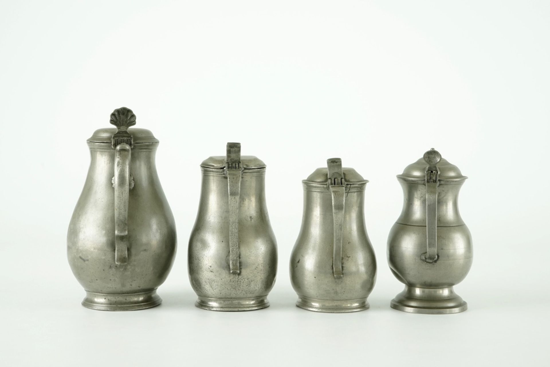A collection of pewter wares, consisting of 20 jugs, plates, trays and bowls, 17/19th C. - Image 3 of 23