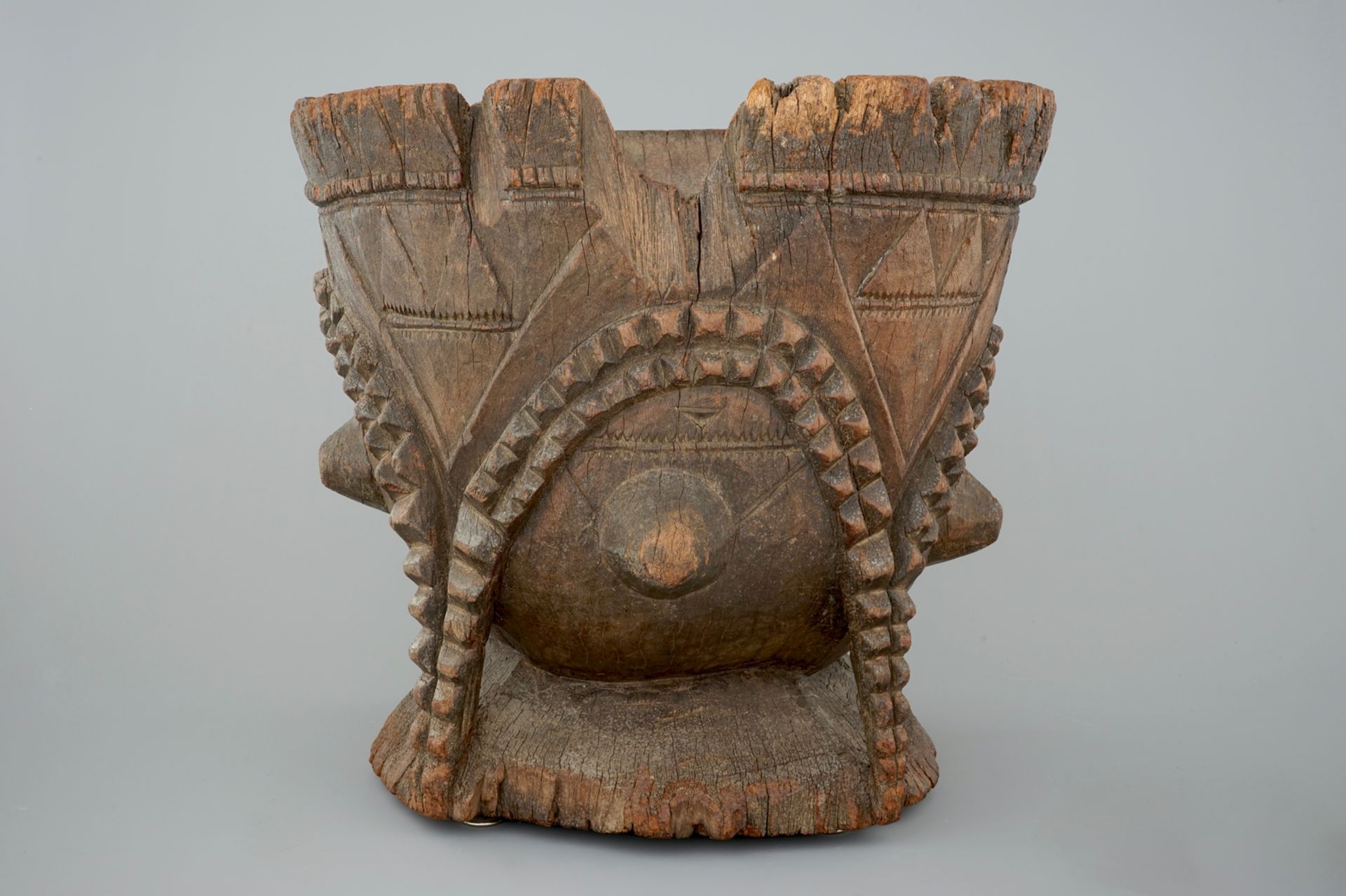 A large African wooden basin, Angola, first half 20th C. Dim.: 50 x 49,5 x 48 cm Condition reports