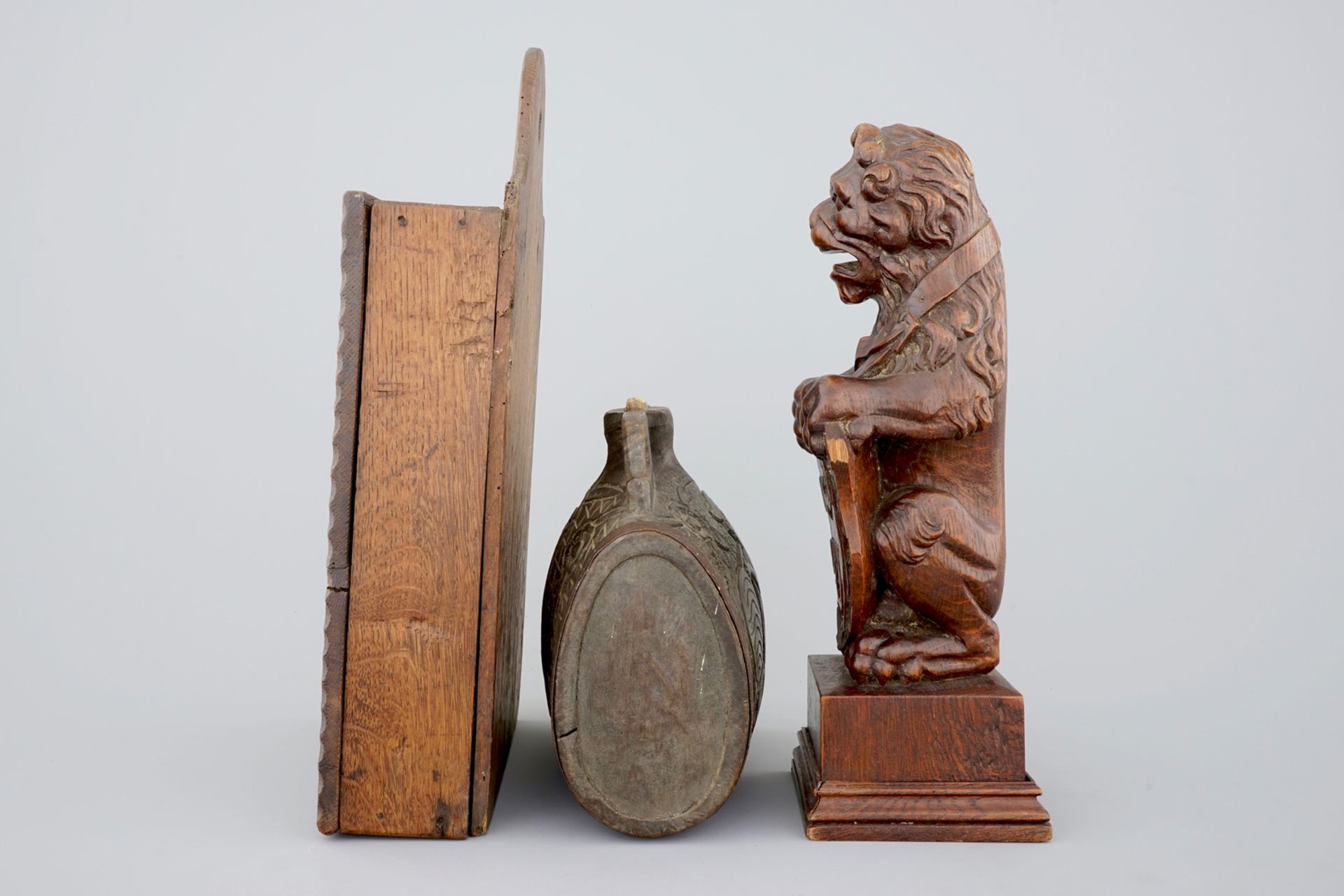 Various wood objects: a lion of Bruges, a butter mold, a cookie mold, a school bag and a wine jug, - Image 5 of 10