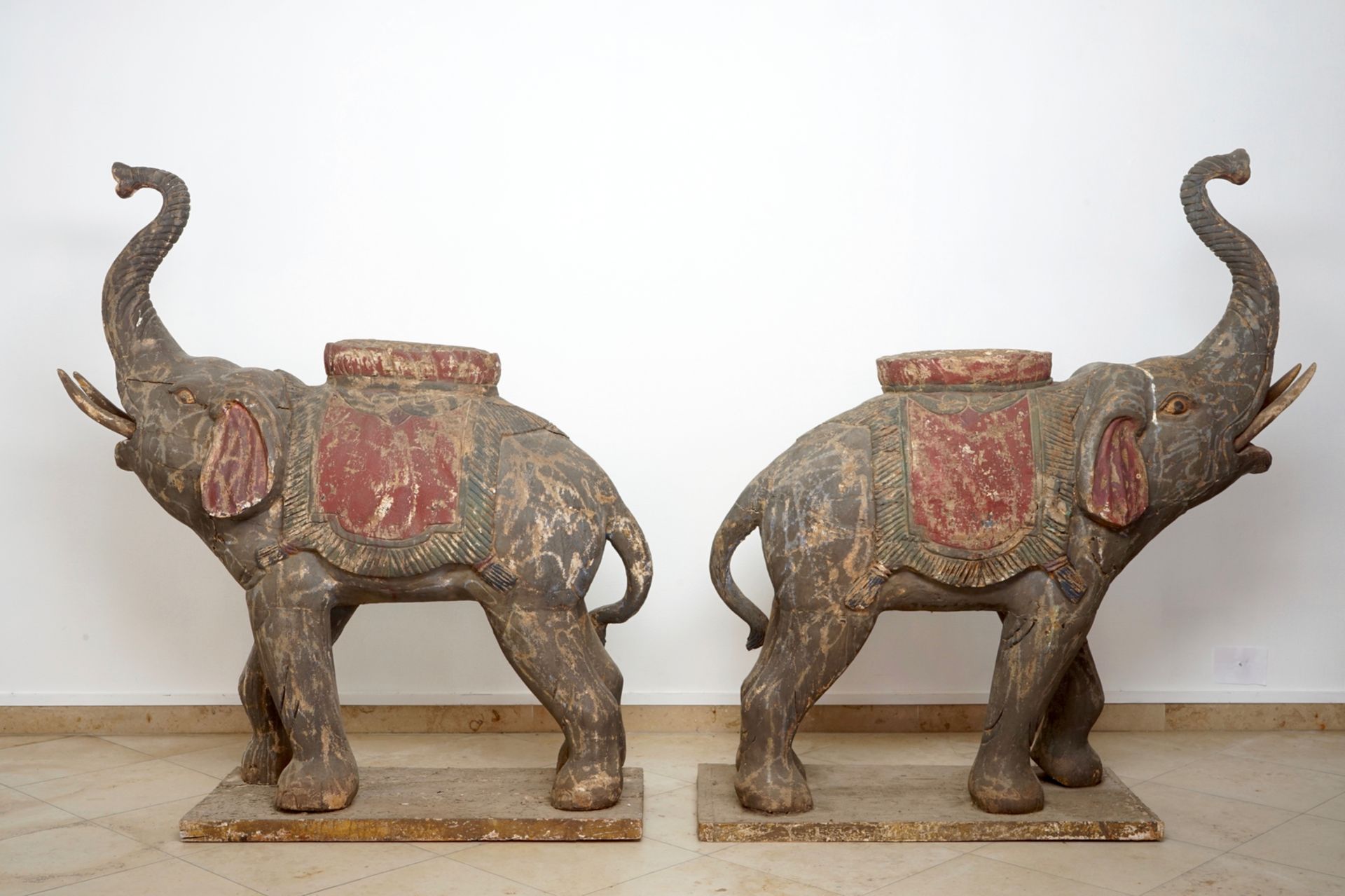 A pair of large wooden polychrome elephants, South-East Asia, 20th C. H.: 156 cm - L.: 141 cm - Image 4 of 8