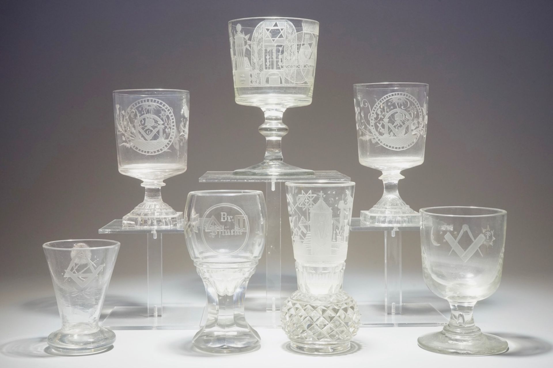 A lot of 7 engraved masonic glasses, freemasonry, 19/20th C. H.: 16,5 - Dia.: 9,5 cm