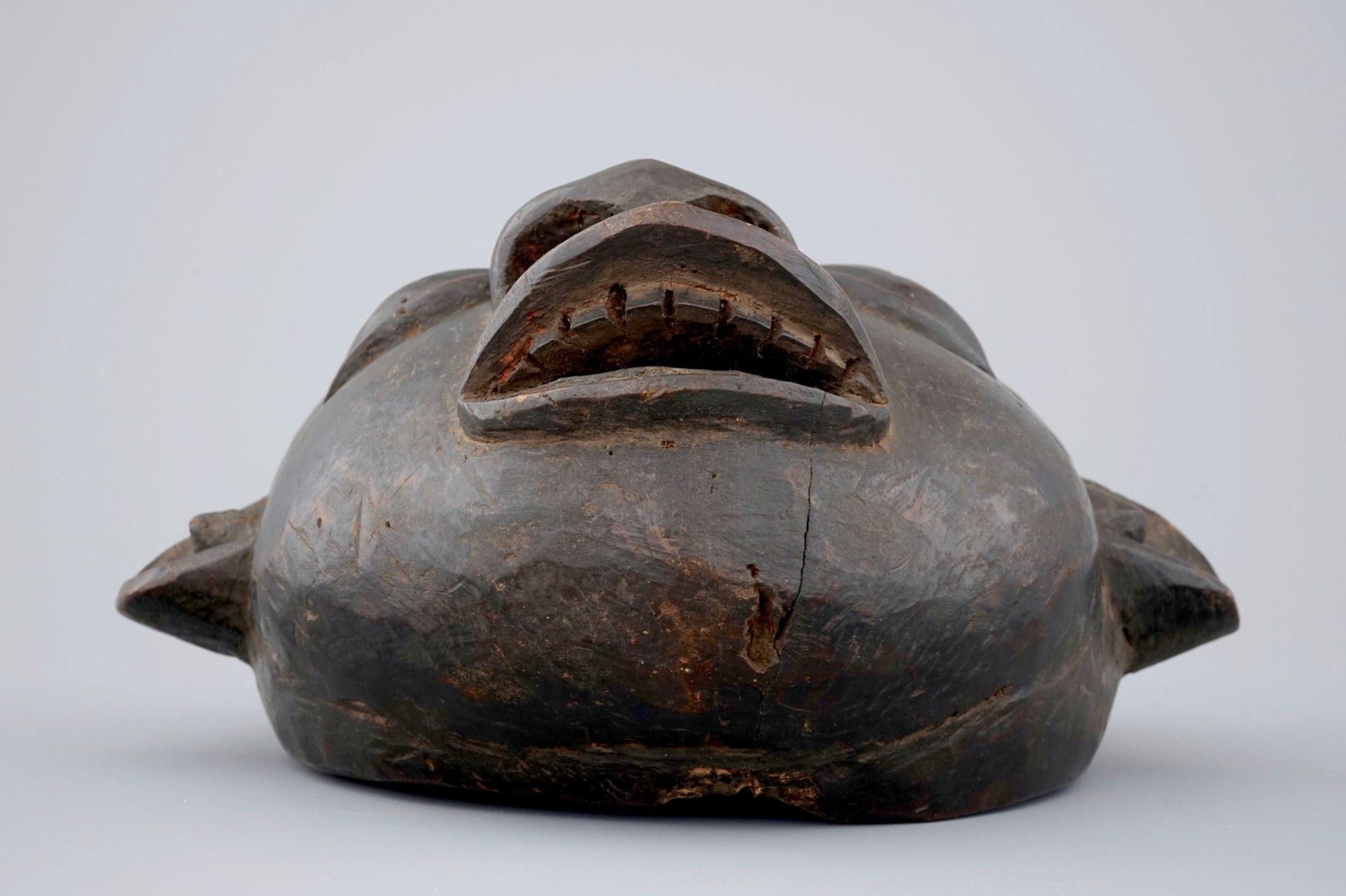 An African carved wooden mask, Bamum, Cameroon H.: 59,5 cm (incl. stand) Condition reports and - Image 6 of 6