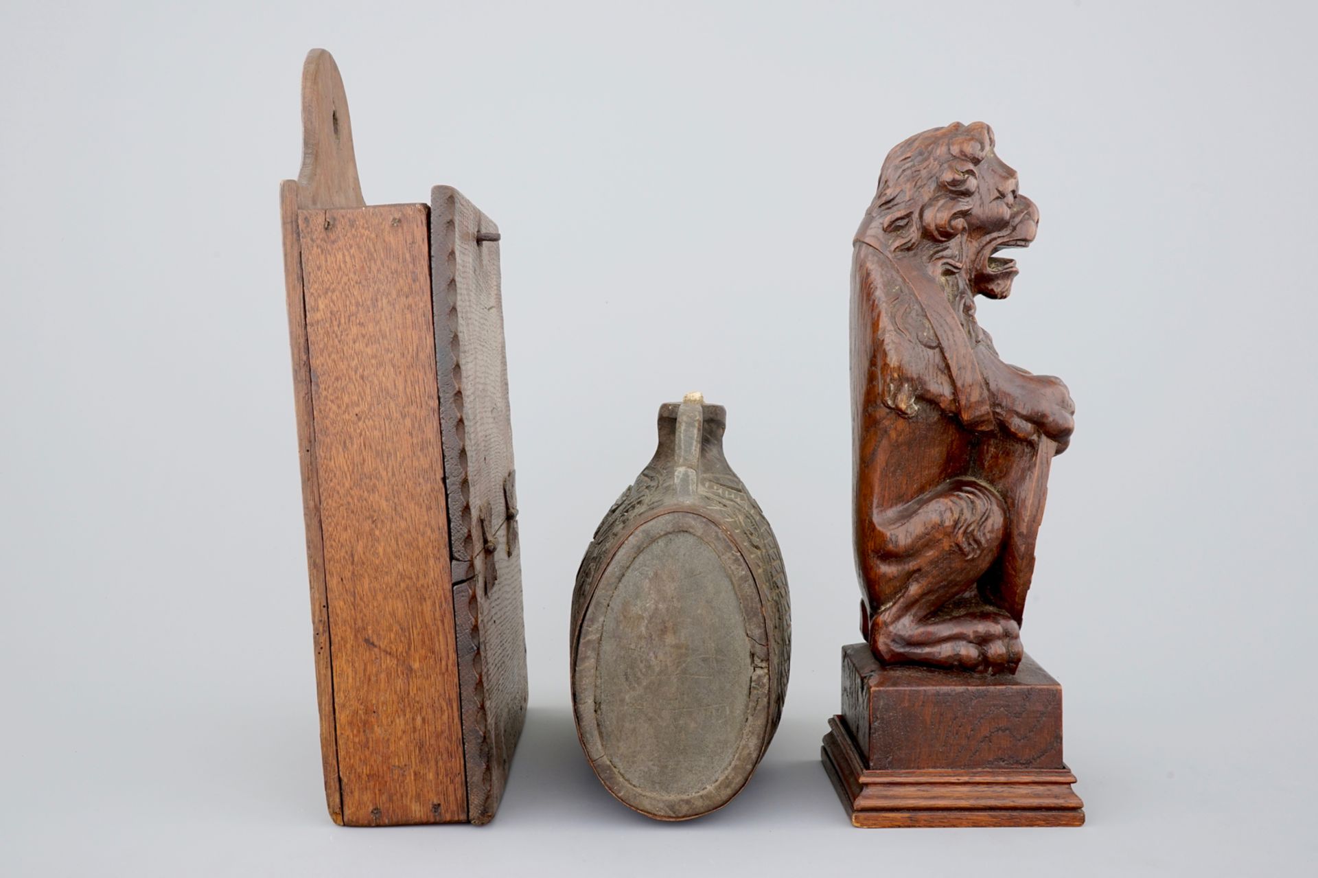 Various wood objects: a lion of Bruges, a butter mold, a cookie mold, a school bag and a wine jug, - Image 4 of 10