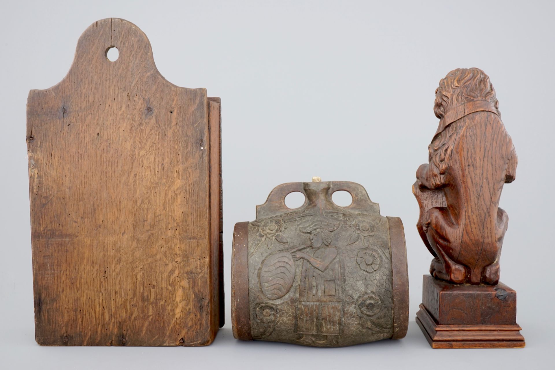 Various wood objects: a lion of Bruges, a butter mold, a cookie mold, a school bag and a wine jug, - Image 3 of 10