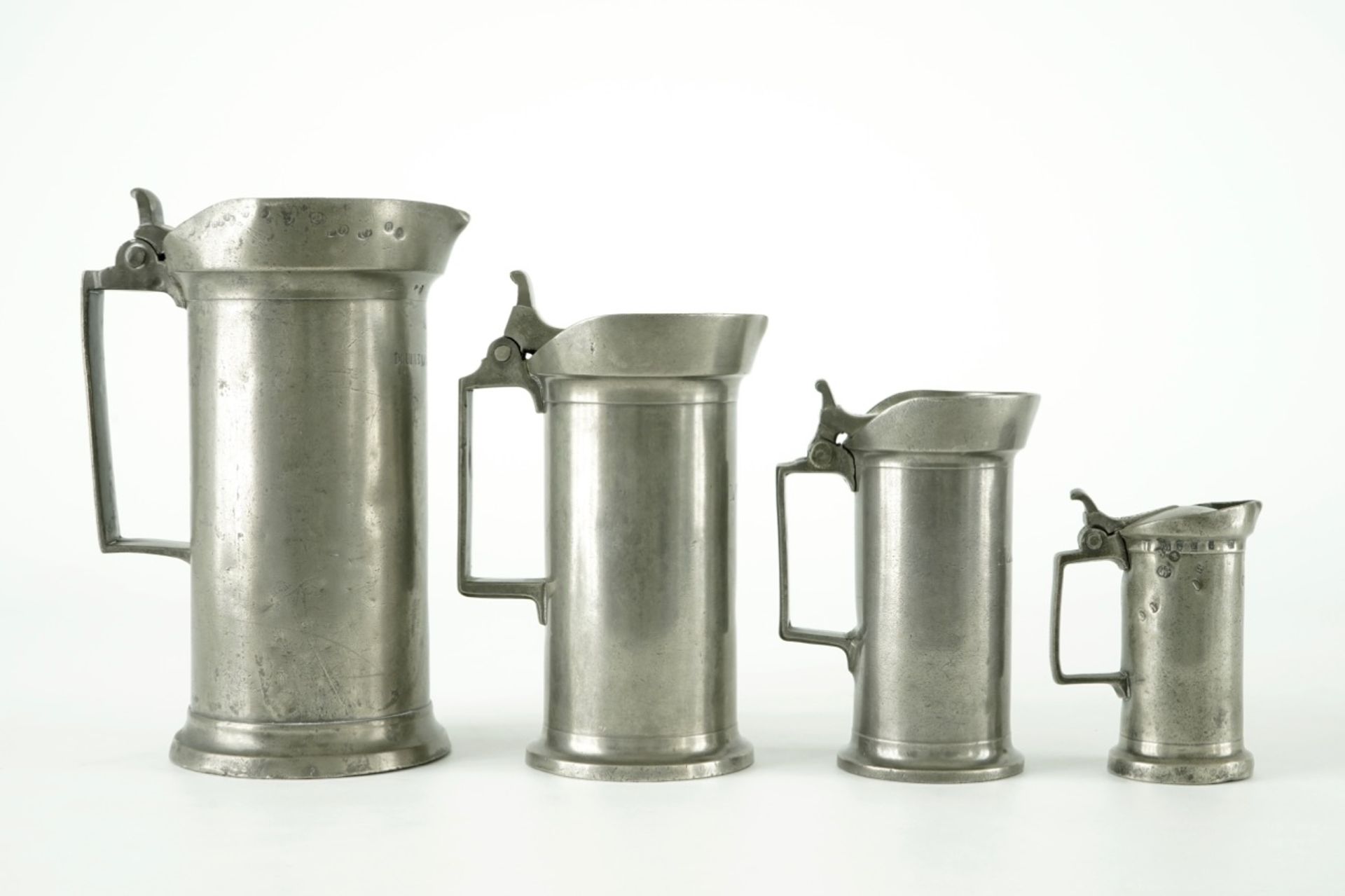 A collection of pewter wares, consisting of 20 jugs, plates, trays and bowls, 17/19th C. - Image 2 of 23