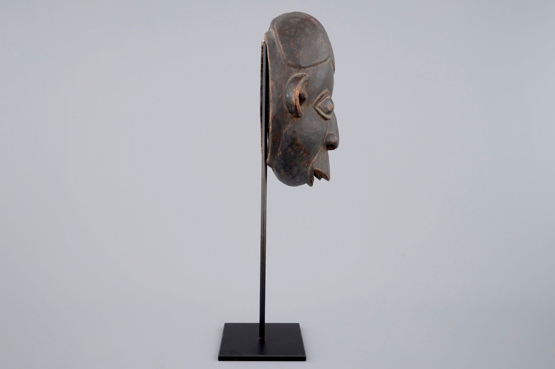 An African carved wooden mask, Bamum, Cameroon H.: 59,5 cm (incl. stand) Condition reports and - Image 4 of 6