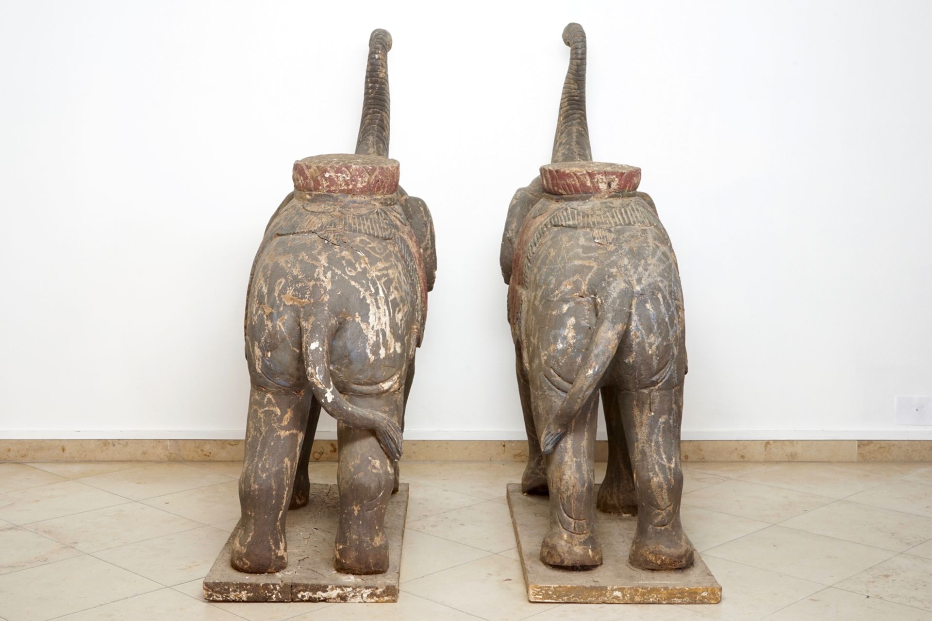 A pair of large wooden polychrome elephants, South-East Asia, 20th C. H.: 156 cm - L.: 141 cm - Image 5 of 8