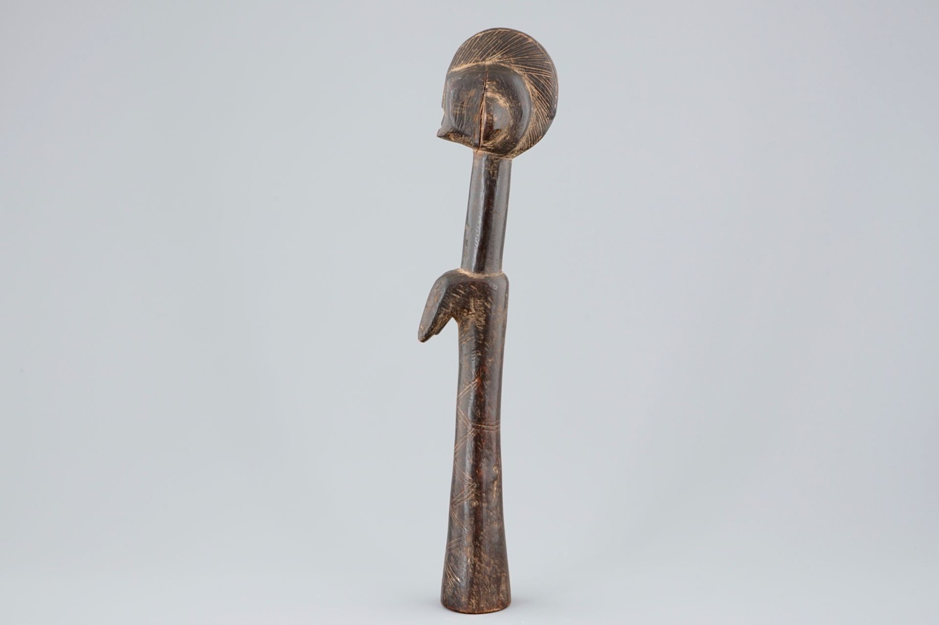 An African carved wood figure of a fertility doll, Mossi, Congo, 1st half 20th C. H.: 43 cm - Image 5 of 6