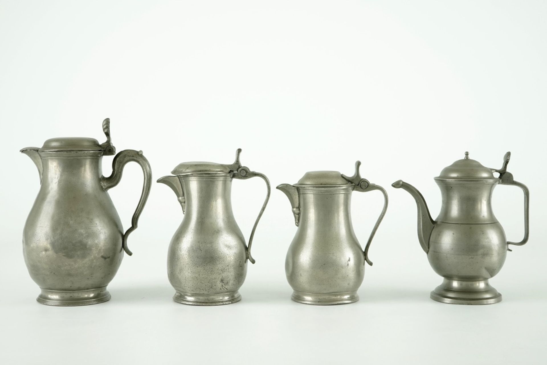 A collection of pewter wares, consisting of 20 jugs, plates, trays and bowls, 17/19th C. - Image 16 of 23