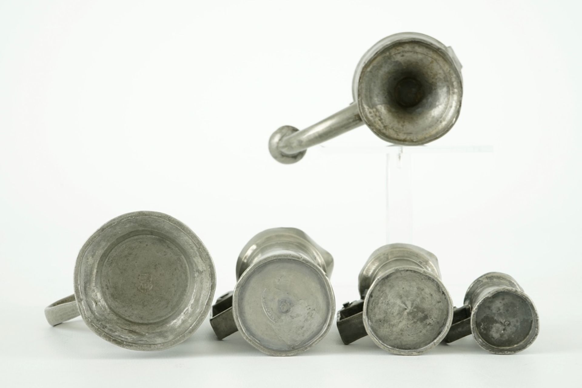 A collection of pewter wares, consisting of 20 jugs, plates, trays and bowls, 17/19th C. - Image 8 of 23