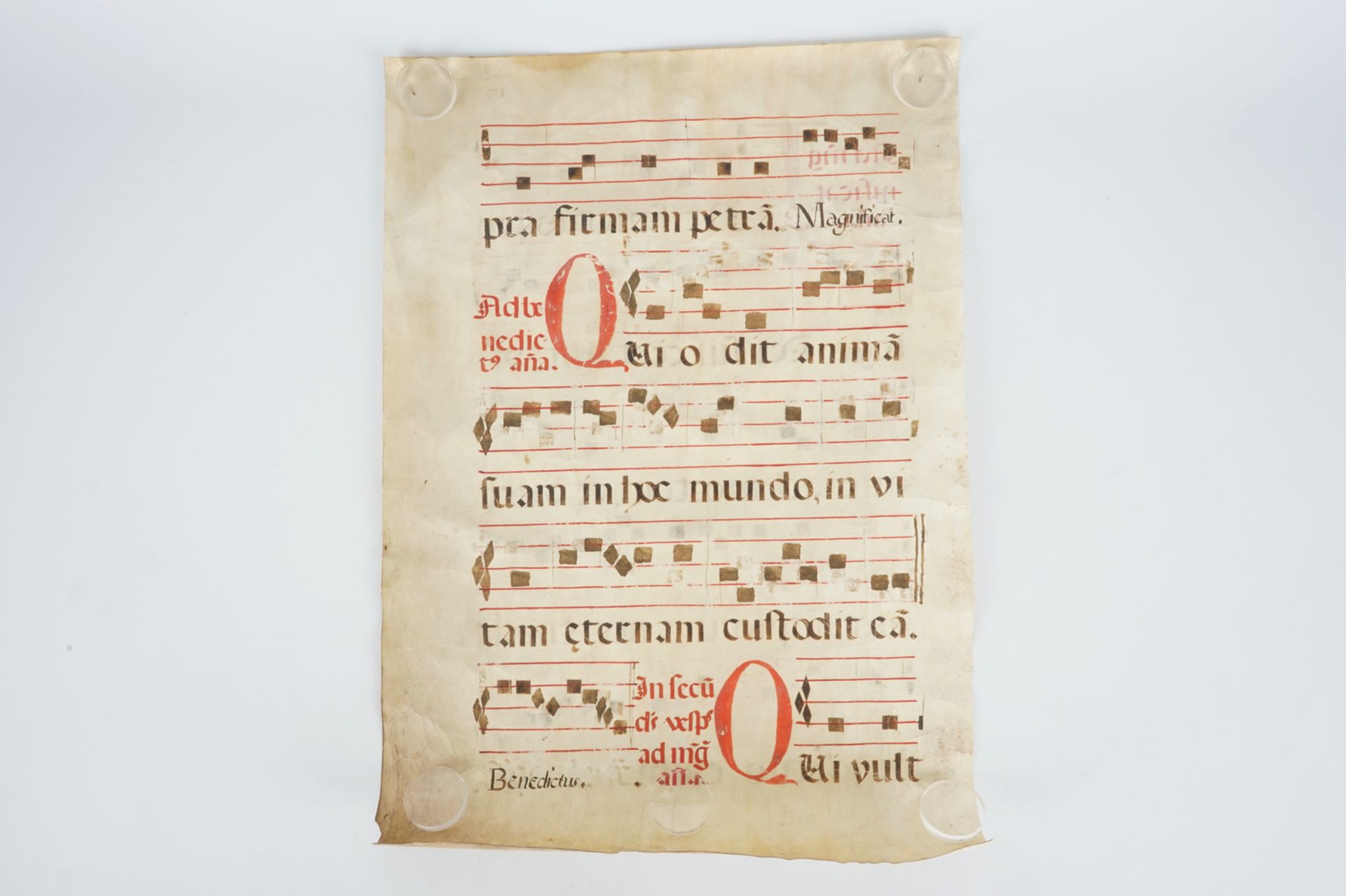 3 large pages from an antiphonary, 17/18th C. Dim.: 70,5 x 49 cm Condition reports and high - Image 2 of 7