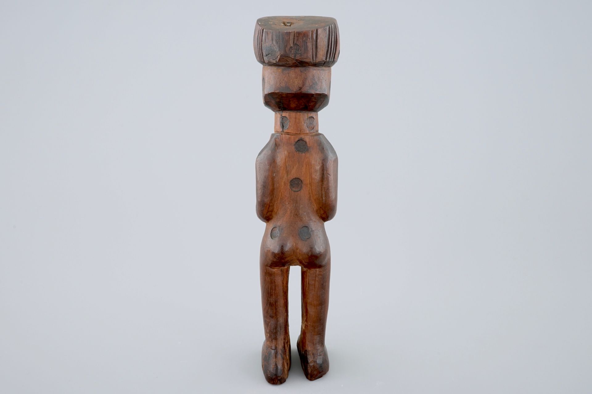 An African carved wood figure, Lunda, Congo H.: 30,5 cm Condition reports and high resolution - Image 3 of 6