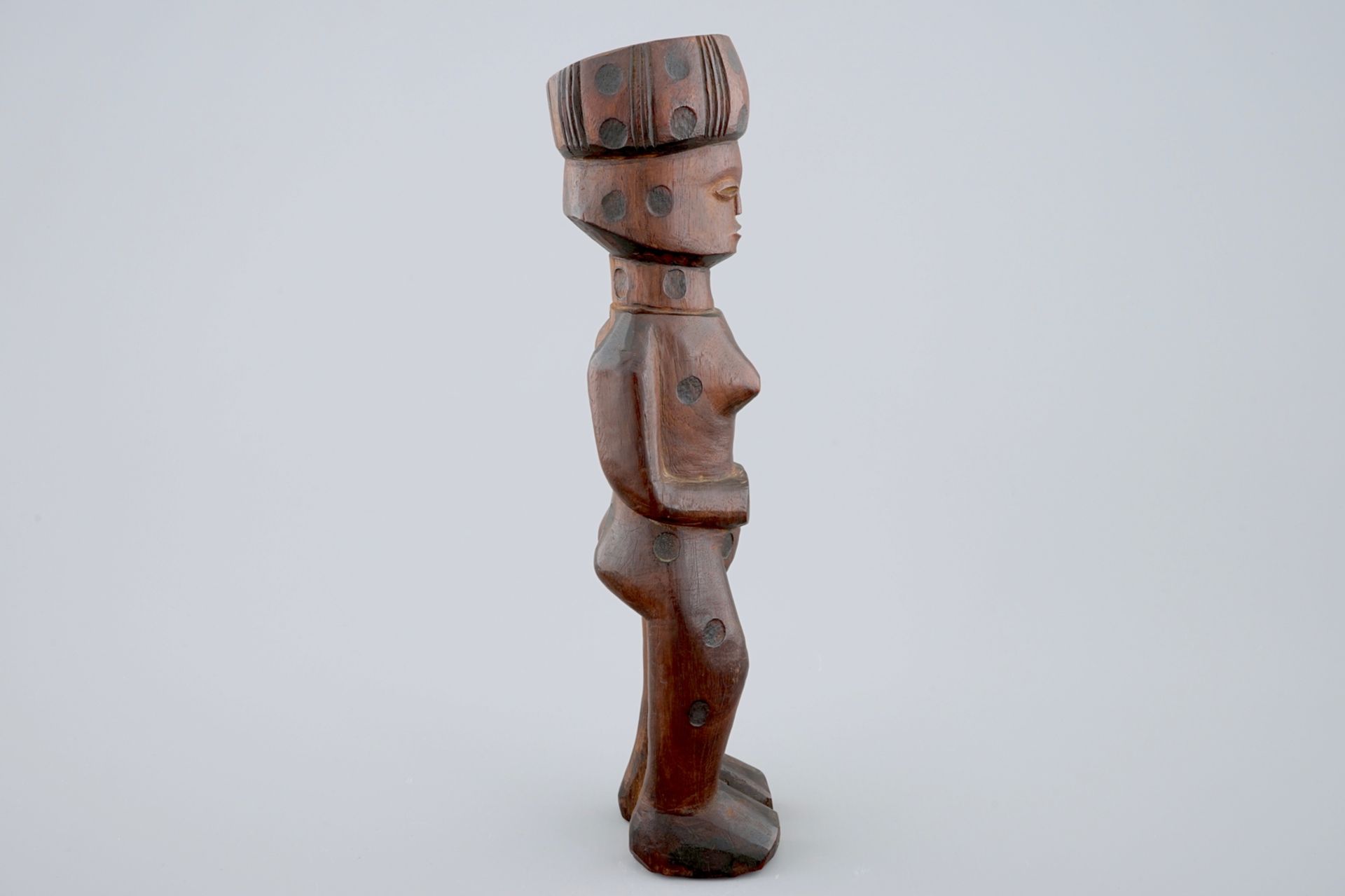 An African carved wood figure, Lunda, Congo H.: 30,5 cm Condition reports and high resolution - Image 2 of 6