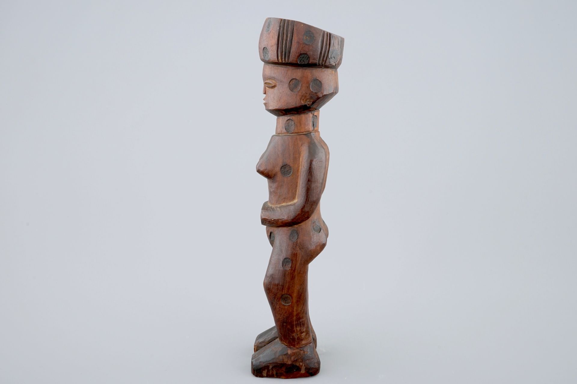 An African carved wood figure, Lunda, Congo H.: 30,5 cm Condition reports and high resolution - Image 4 of 6