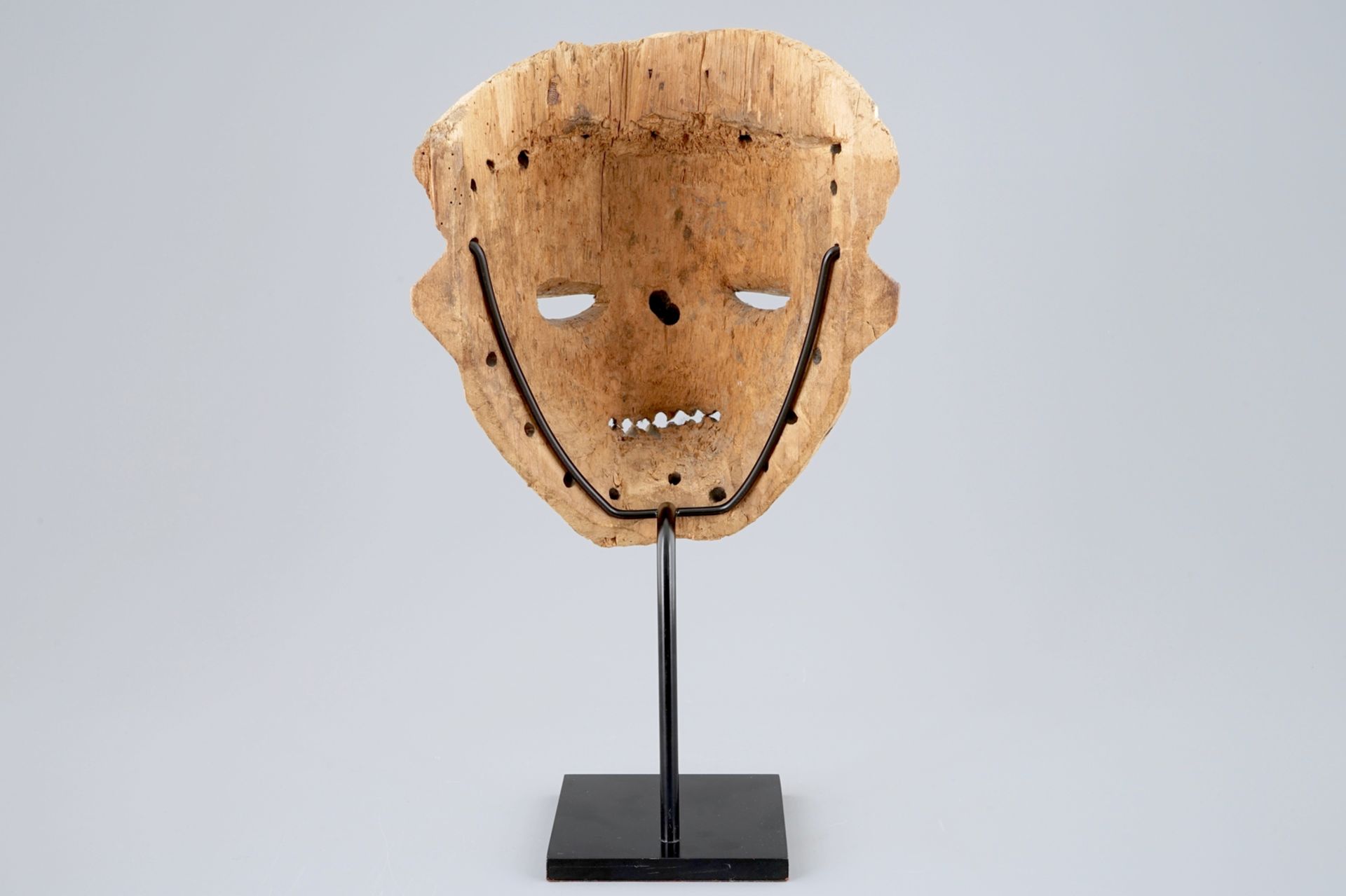 An African carved wooden "Mbuya" mask, Western Pende, Congo H.: 35 cm Condition reports and high - Image 3 of 5