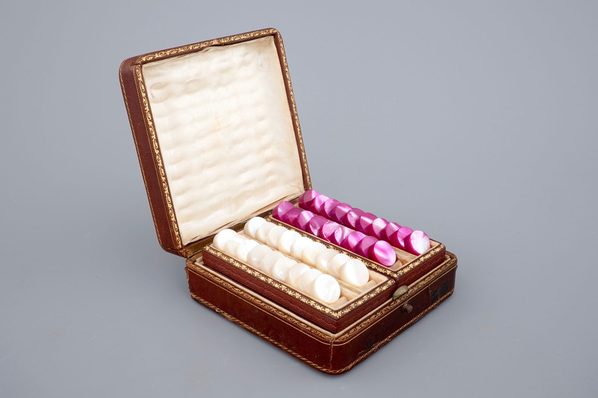 A leather traveller's checkers game set with mother of pearl game pieces, 19th C. Dim.: 13,5 x 13 - Image 2 of 3