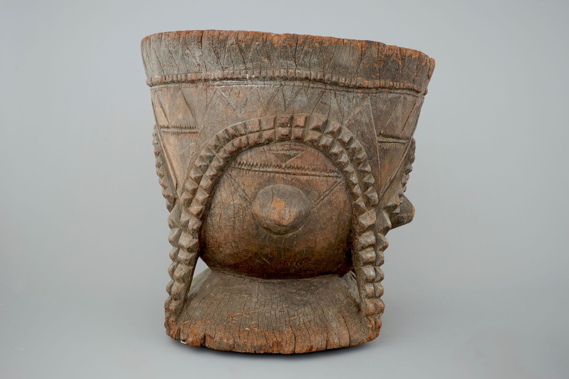 A large African wooden basin, Angola, first half 20th C. Dim.: 50 x 49,5 x 48 cm Condition reports - Image 4 of 6