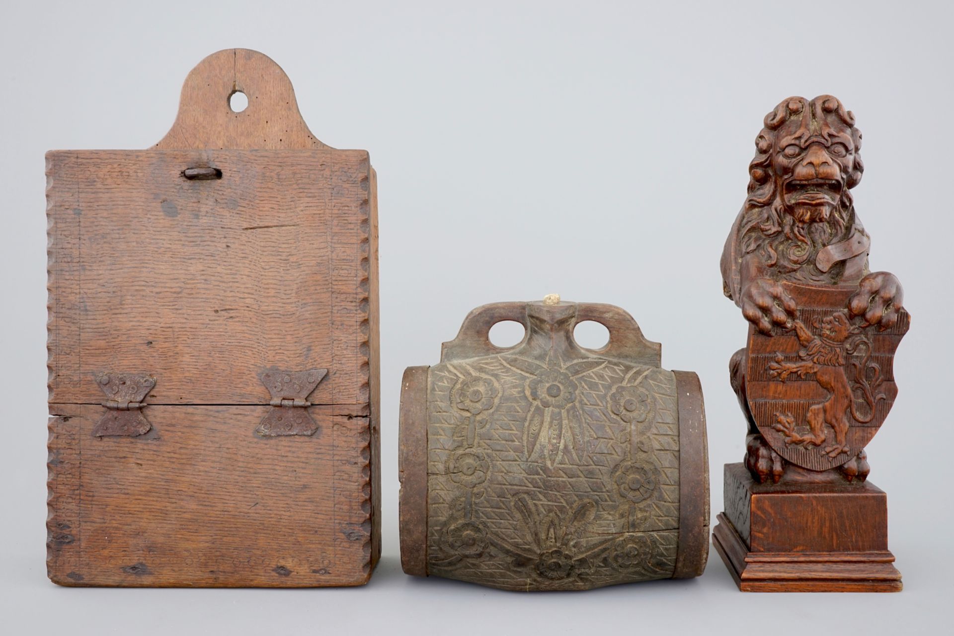 Various wood objects: a lion of Bruges, a butter mold, a cookie mold, a school bag and a wine jug, - Image 2 of 10