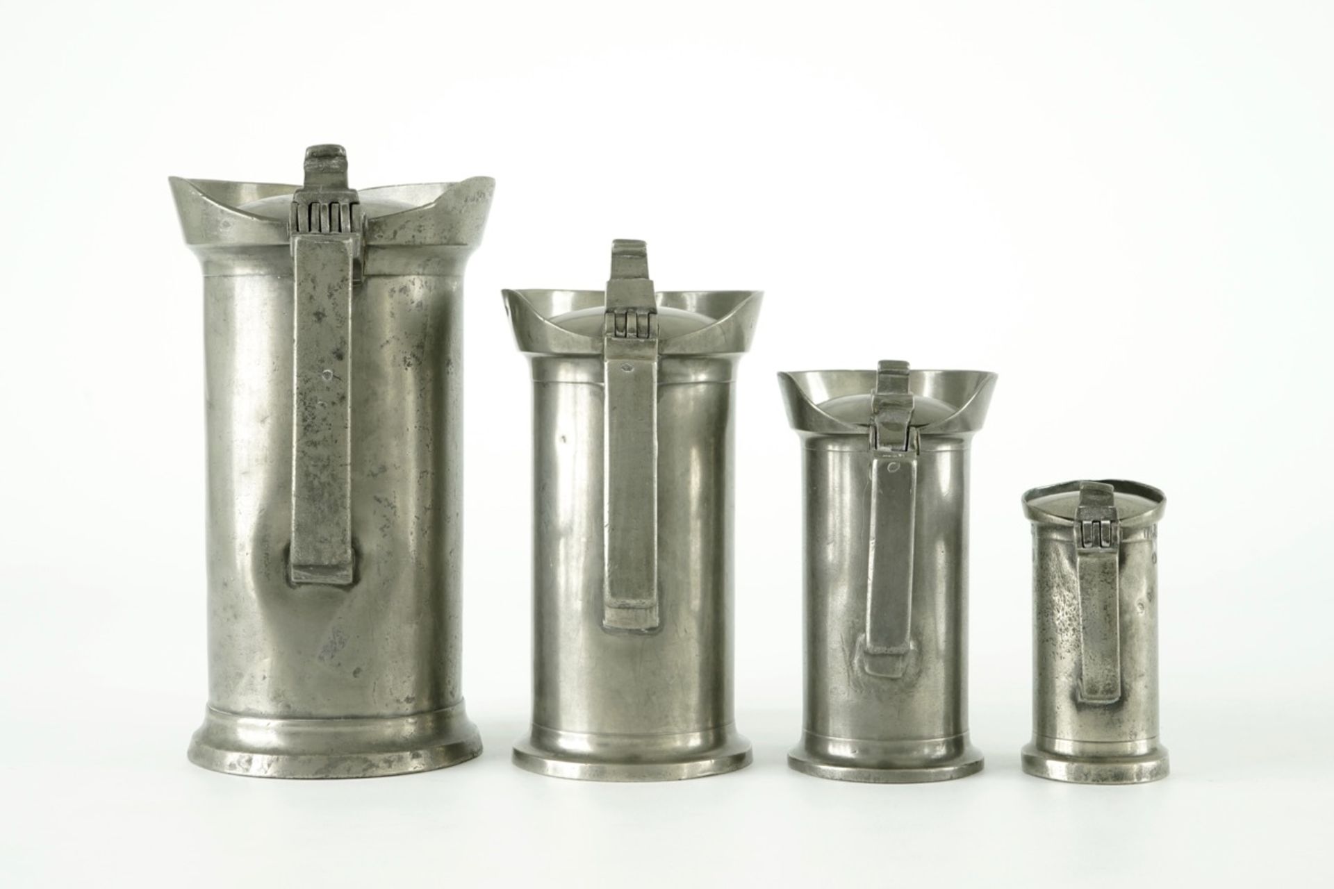 A collection of pewter wares, consisting of 20 jugs, plates, trays and bowls, 17/19th C. - Image 19 of 23