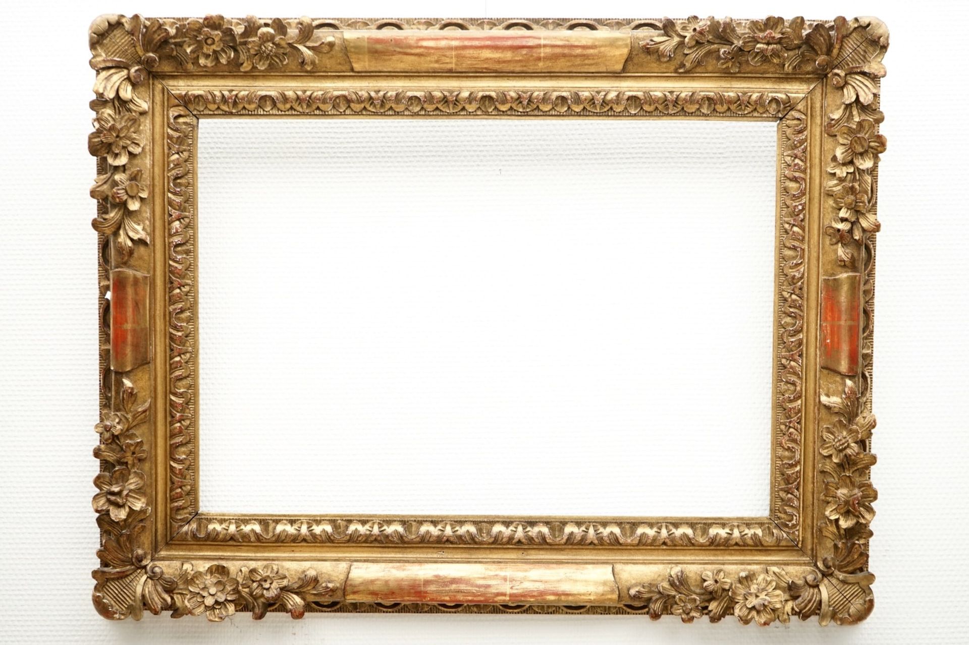 A sculpted gilt wood frame, 19th C. Dim.: 76 x 58,5 cm / Dim.: 56 x 38,5 cm Condition reports and