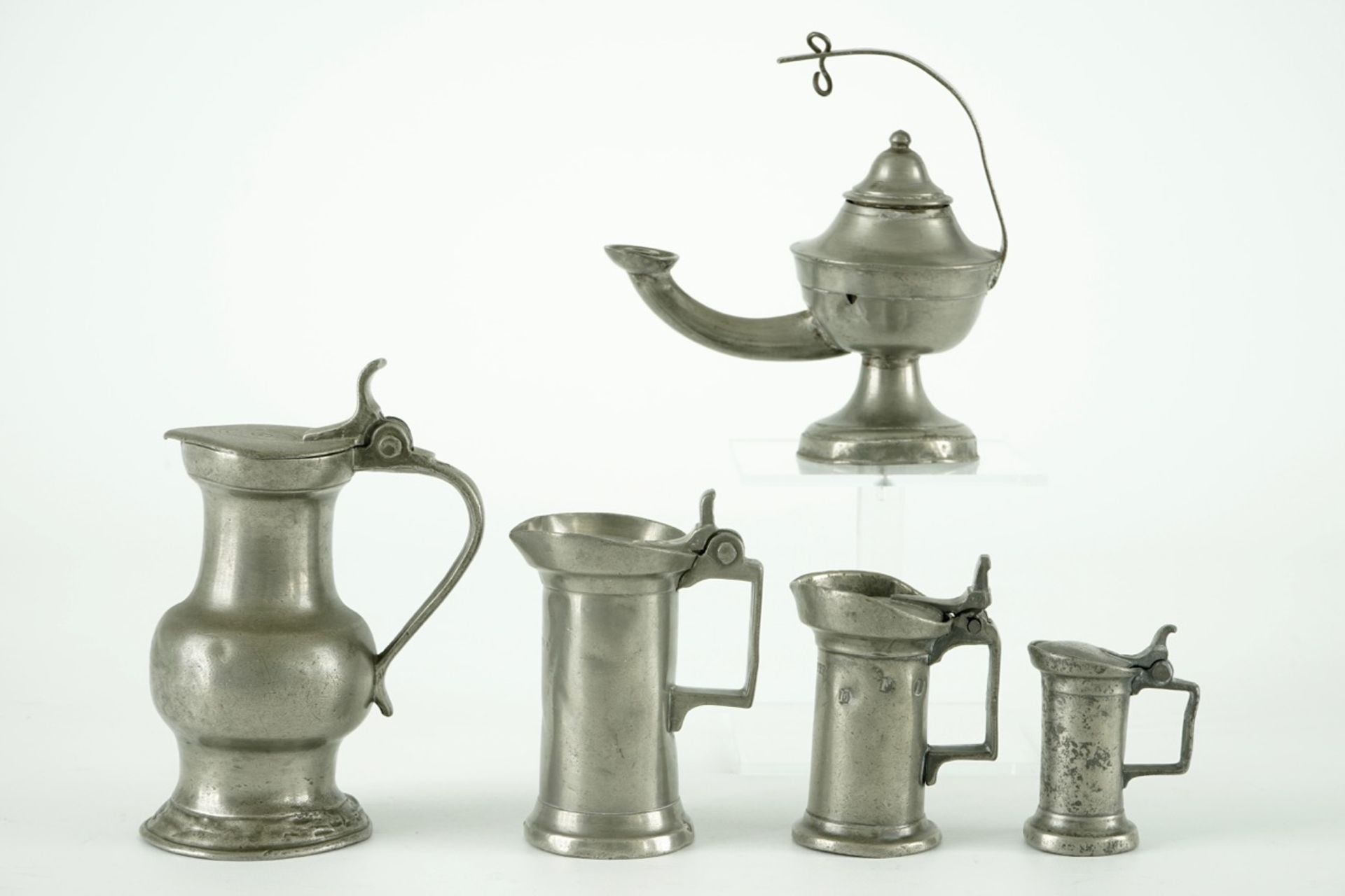 A collection of pewter wares, consisting of 20 jugs, plates, trays and bowls, 17/19th C. - Image 9 of 23