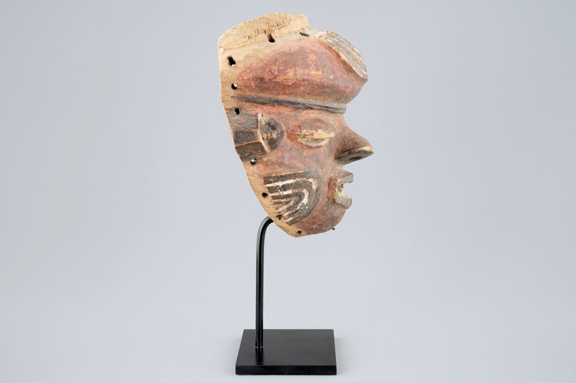 An African carved wooden "Mbuya" mask, Western Pende, Congo H.: 35 cm Condition reports and high - Image 2 of 5