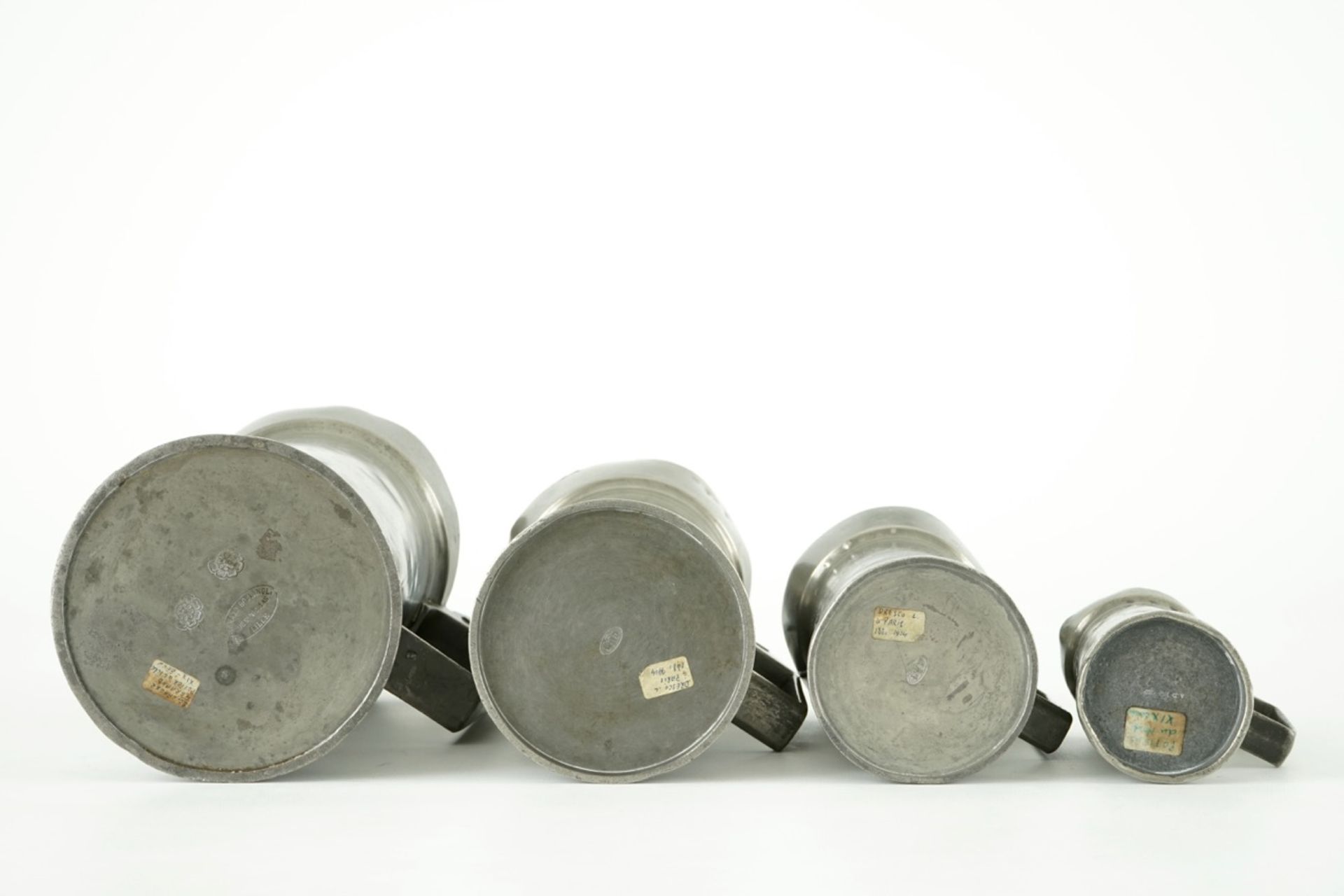 A collection of pewter wares, consisting of 20 jugs, plates, trays and bowls, 17/19th C. - Image 18 of 23