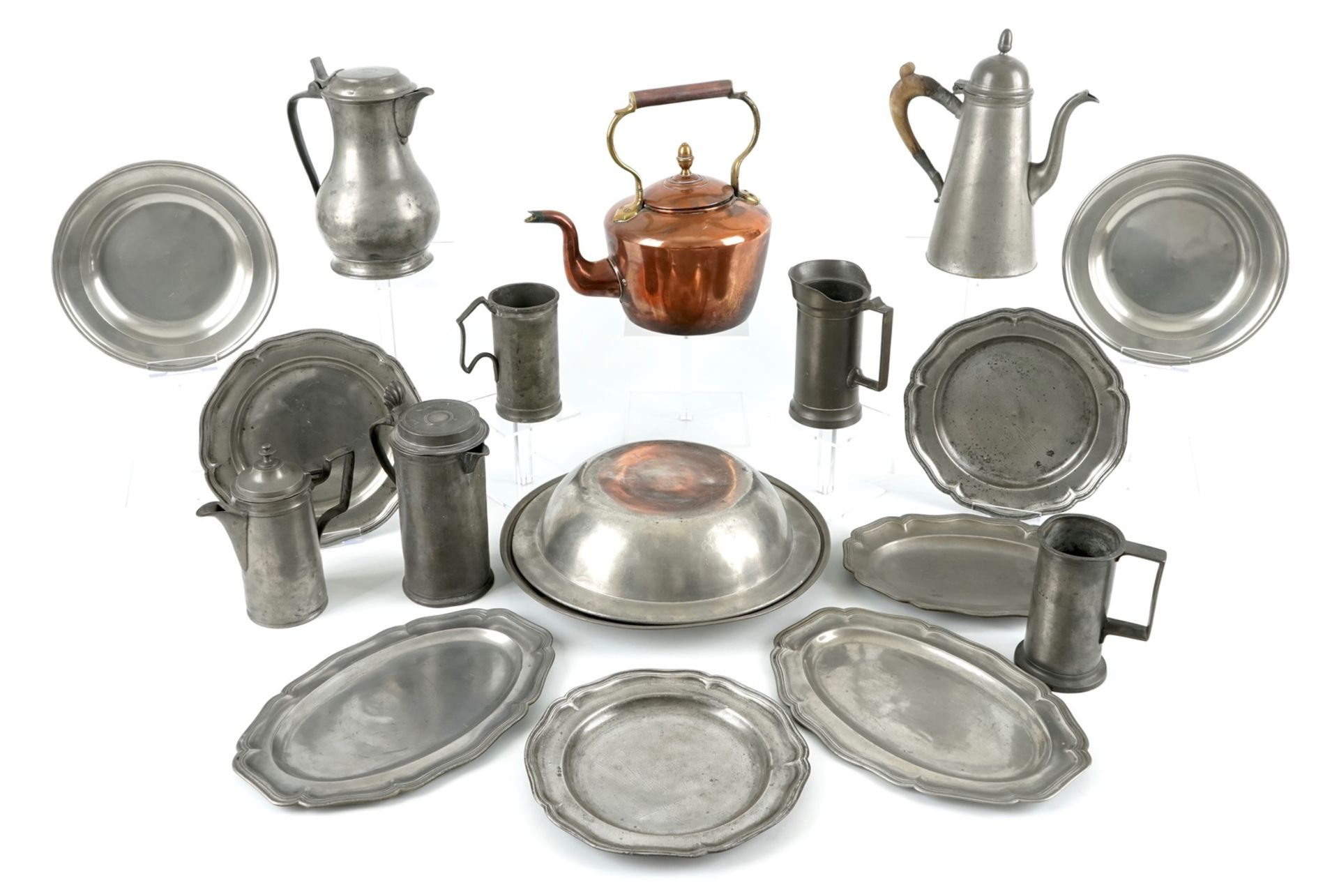 A collection of pewter wares, consisting of 18 jugs, plates, trays and bowls, 18/19th C. H.: 27