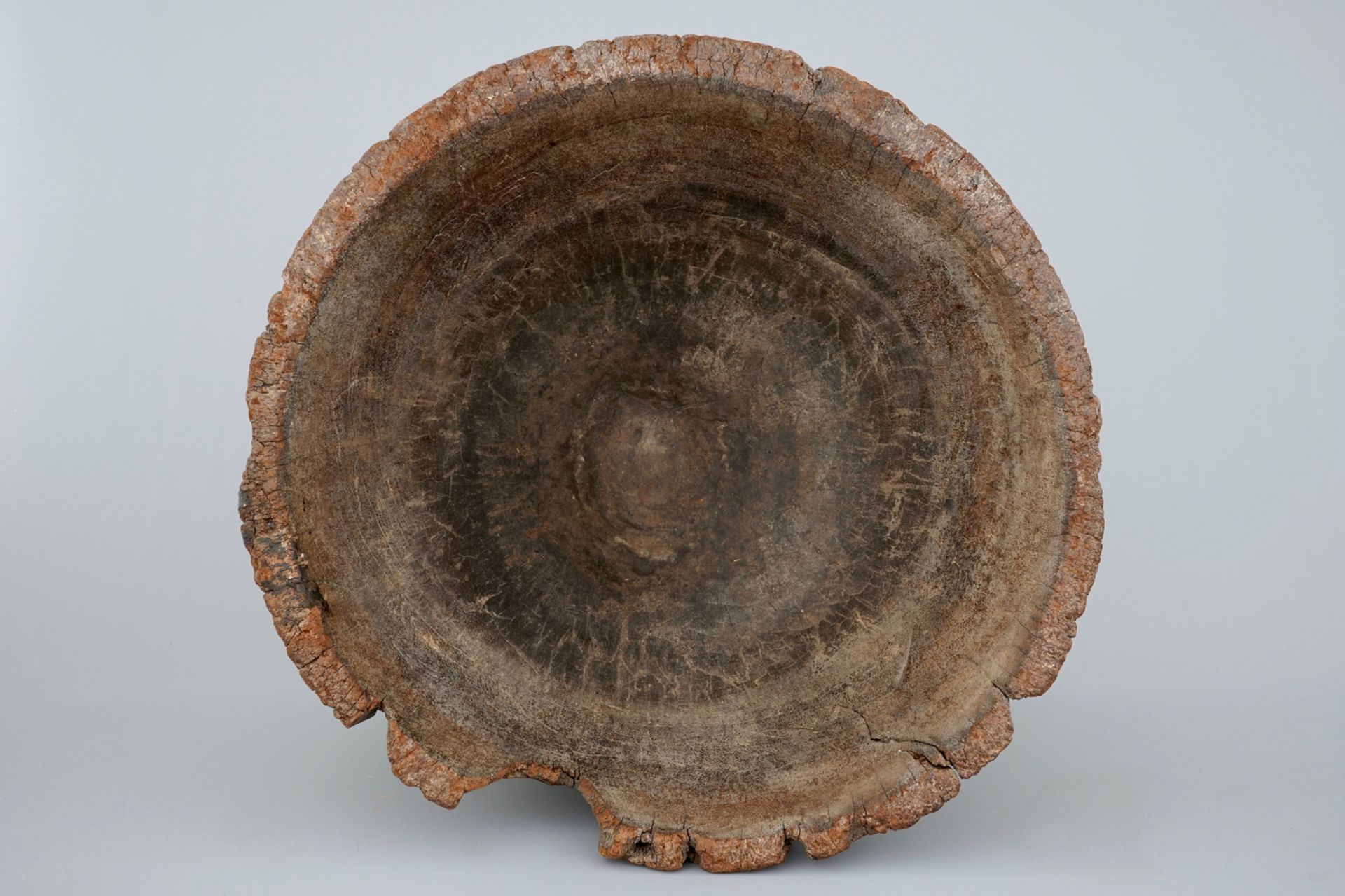 A large African wooden basin, Angola, first half 20th C. Dim.: 50 x 49,5 x 48 cm Condition reports - Image 5 of 6