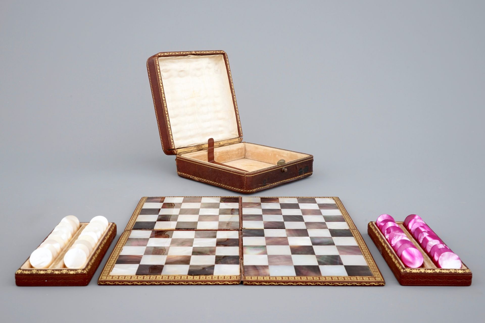A leather traveller's checkers game set with mother of pearl game pieces, 19th C. Dim.: 13,5 x 13 - Image 3 of 3