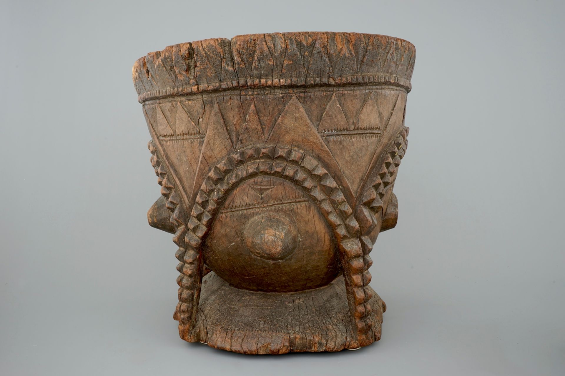 A large African wooden basin, Angola, first half 20th C. Dim.: 50 x 49,5 x 48 cm Condition reports - Image 2 of 6
