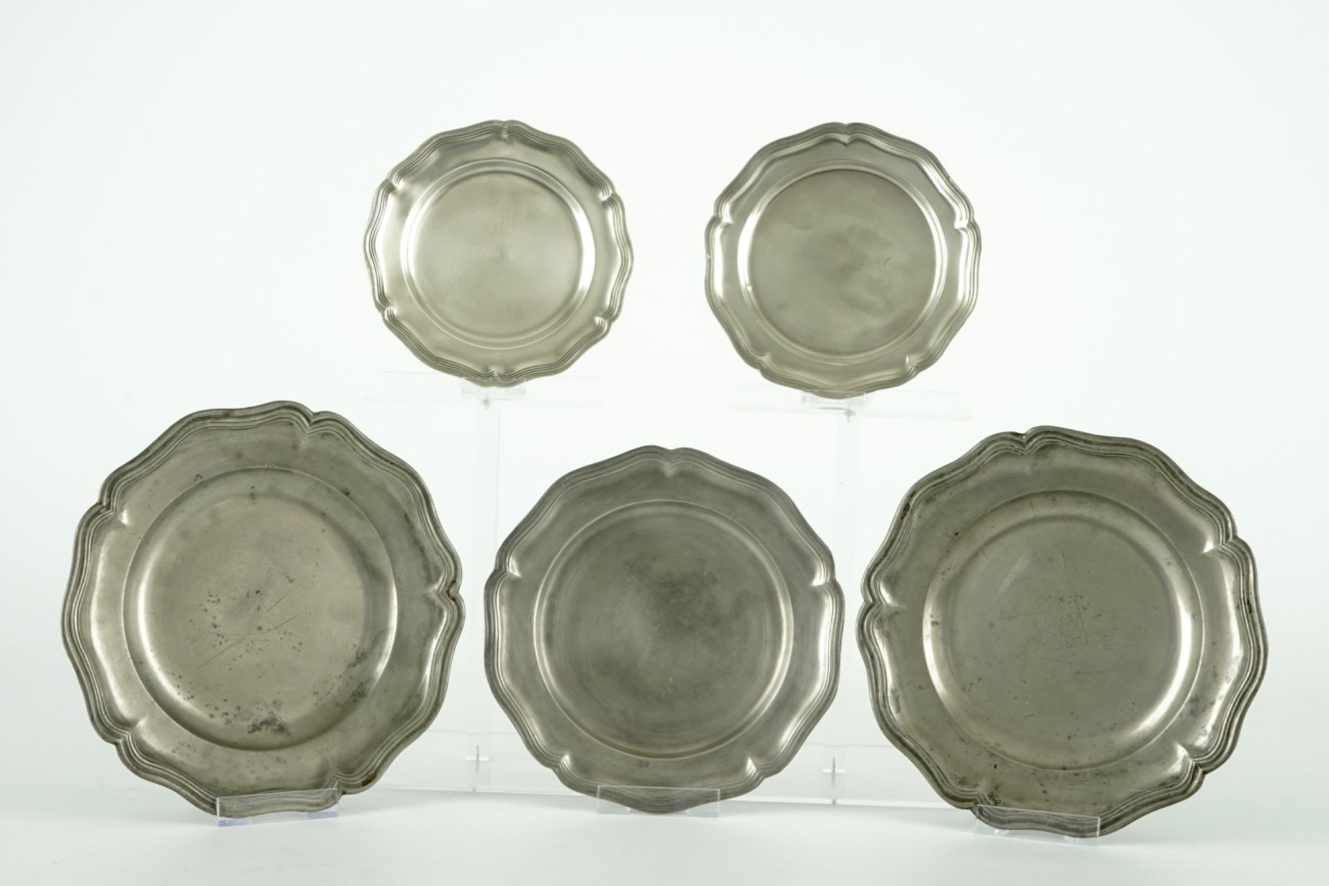 A collection of pewter wares, consisting of 20 jugs, plates, trays and bowls, 17/19th C. - Image 6 of 23