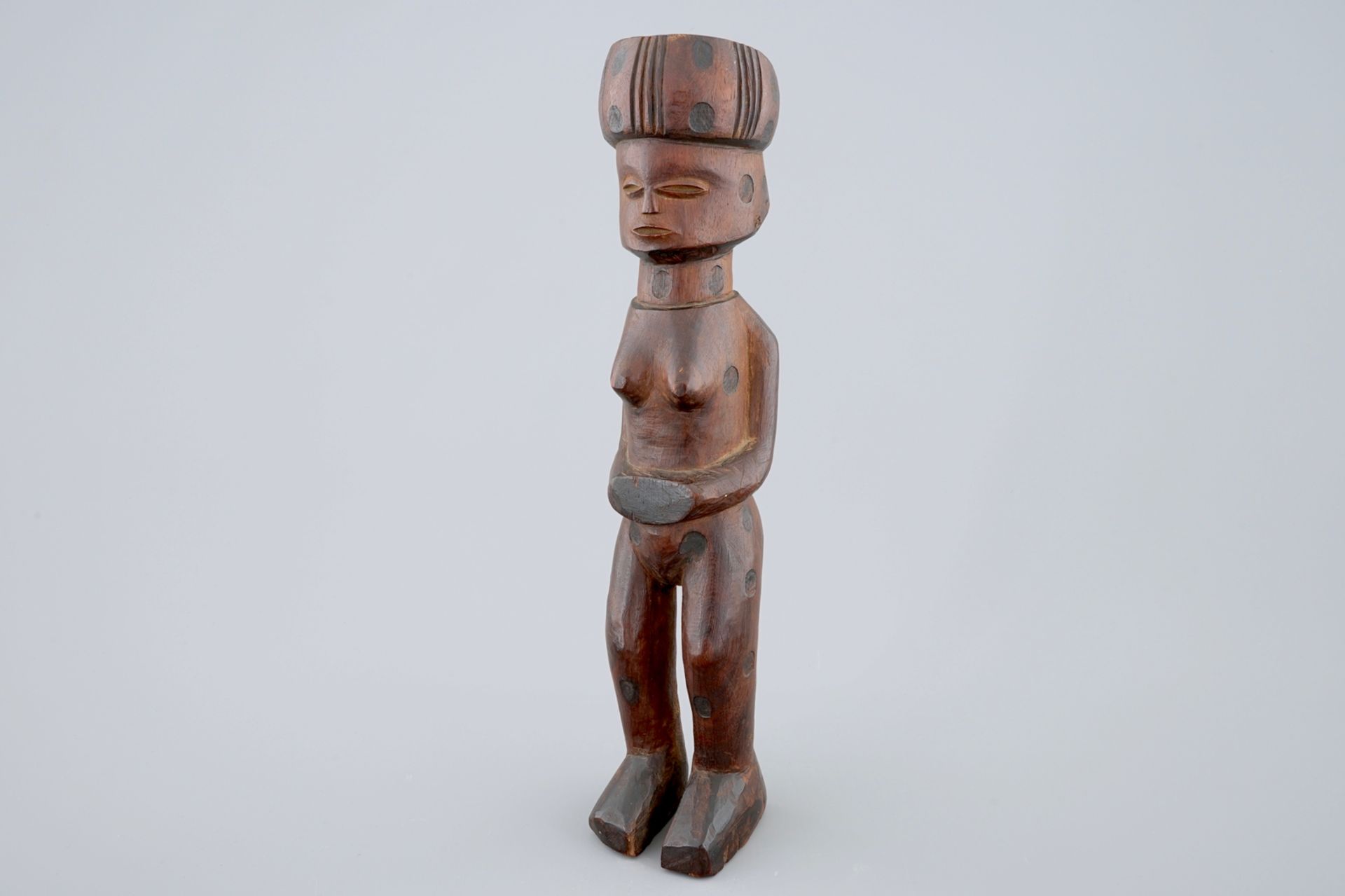 An African carved wood figure, Lunda, Congo H.: 30,5 cm Condition reports and high resolution - Image 5 of 6