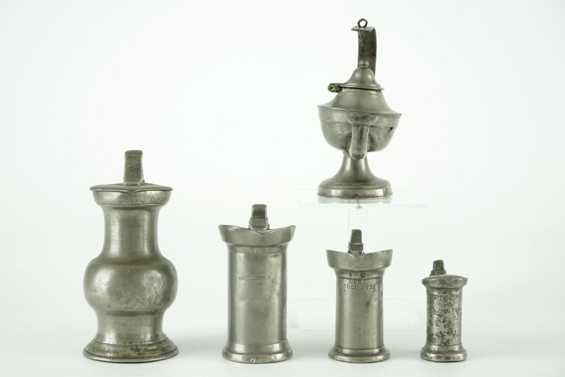 A collection of pewter wares, consisting of 20 jugs, plates, trays and bowls, 17/19th C. - Image 11 of 23