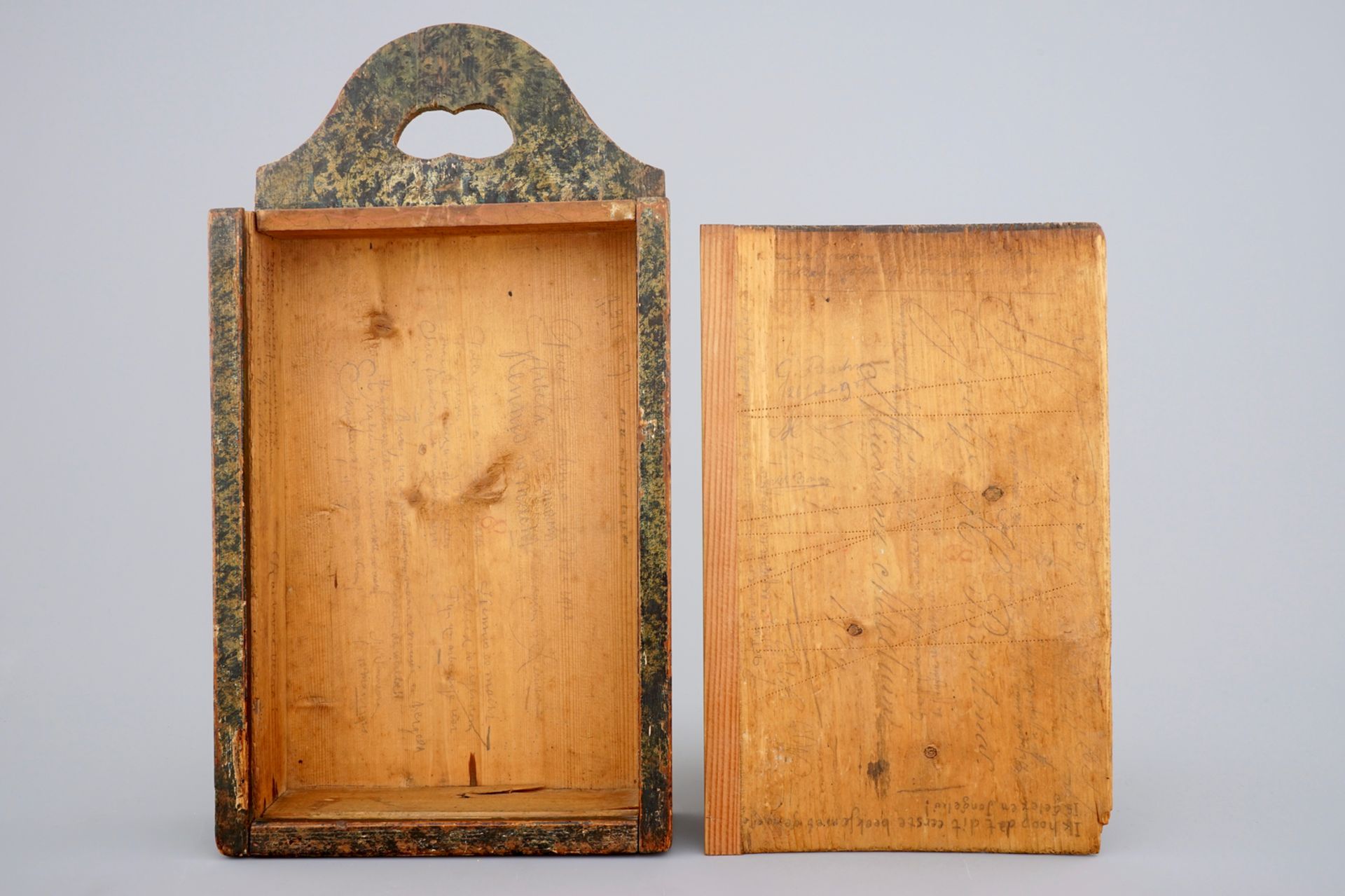 A Dutch painted wood school bag of orangist subject, 18th C. H.: 42 - L.: 22,5 - W.: 6,5 cm - Image 2 of 7