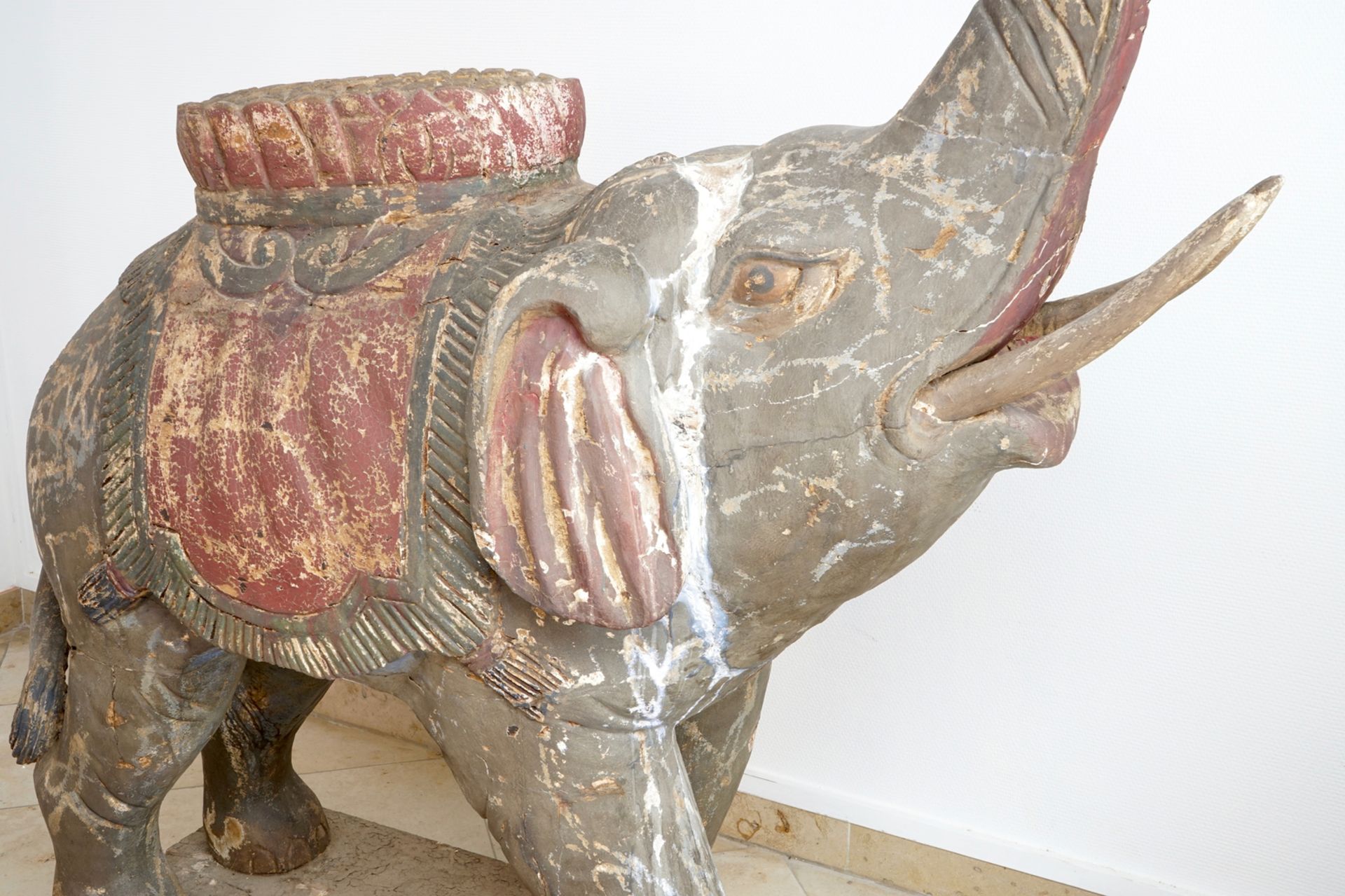 A pair of large wooden polychrome elephants, South-East Asia, 20th C. H.: 156 cm - L.: 141 cm - Image 8 of 8