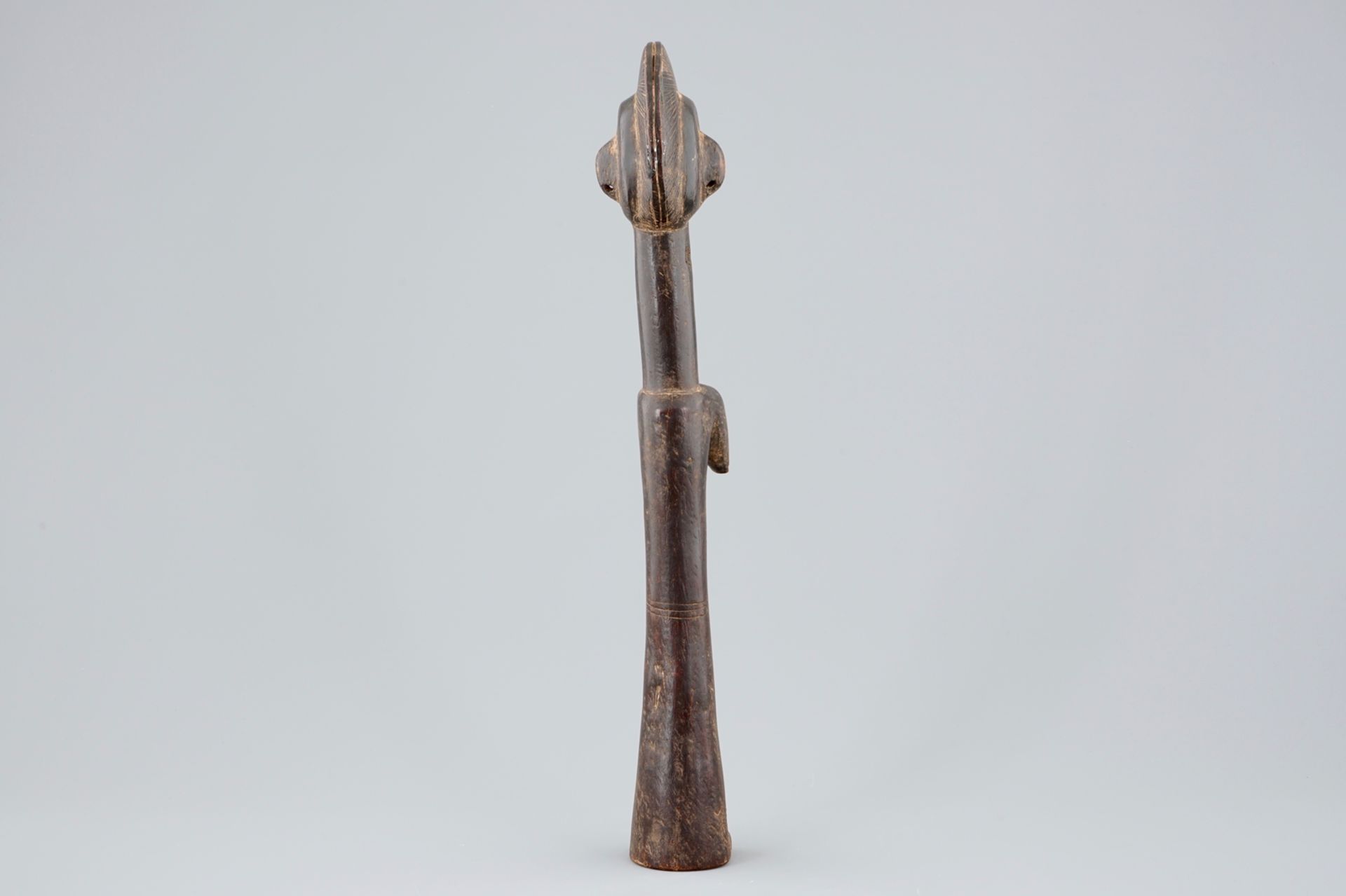 An African carved wood figure of a fertility doll, Mossi, Congo, 1st half 20th C. H.: 43 cm - Image 4 of 6