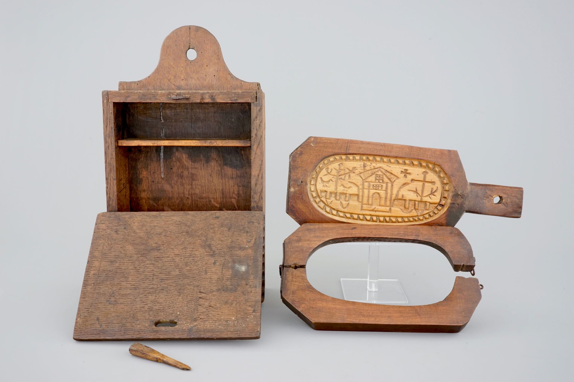 Various wood objects: a lion of Bruges, a butter mold, a cookie mold, a school bag and a wine jug, - Image 8 of 10