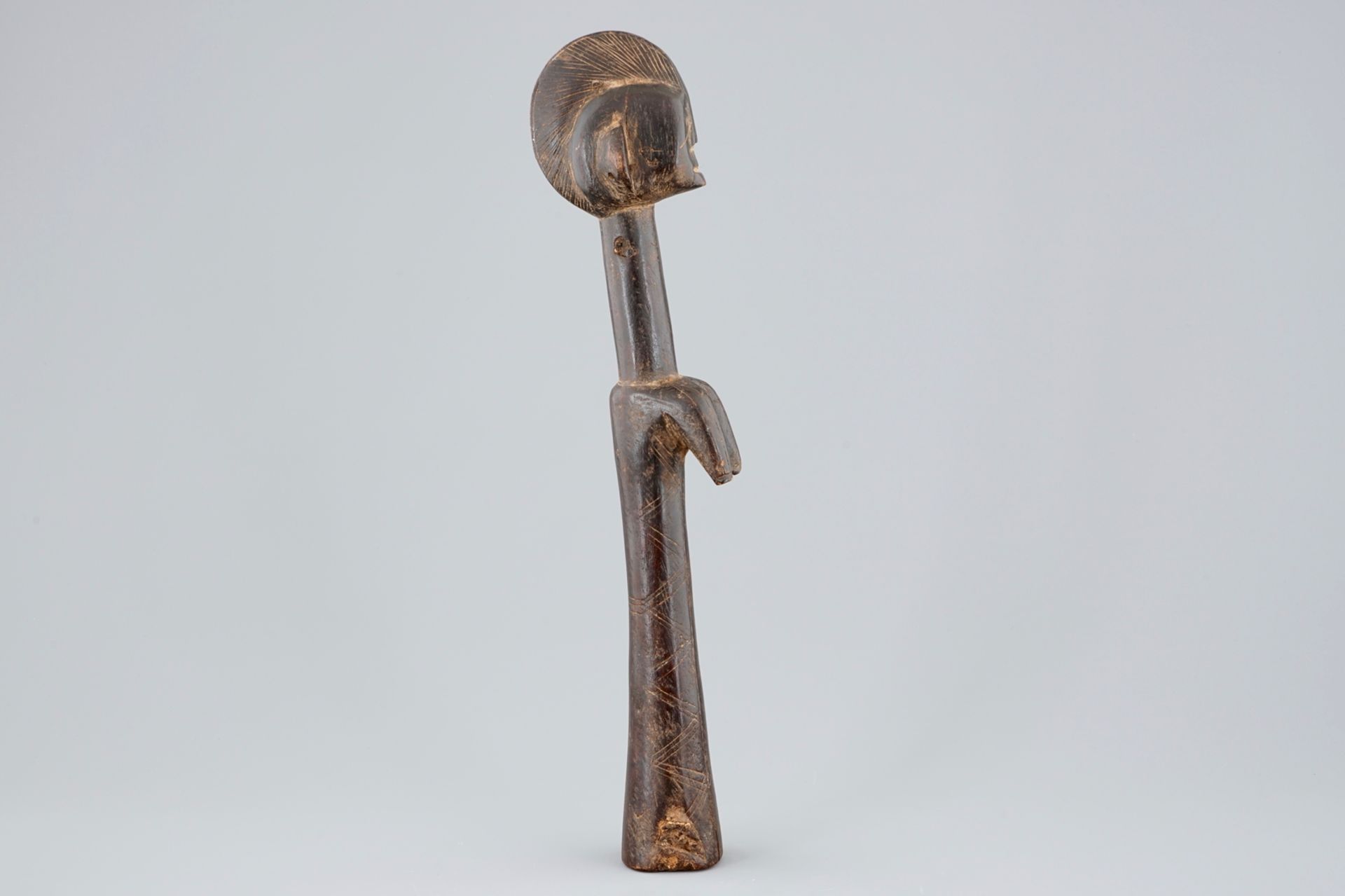 An African carved wood figure of a fertility doll, Mossi, Congo, 1st half 20th C. H.: 43 cm - Image 3 of 6