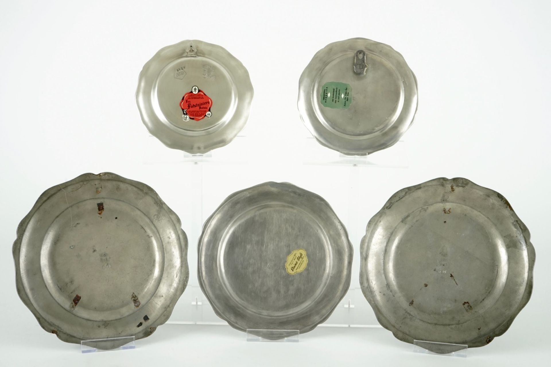 A collection of pewter wares, consisting of 20 jugs, plates, trays and bowls, 17/19th C. - Image 5 of 23