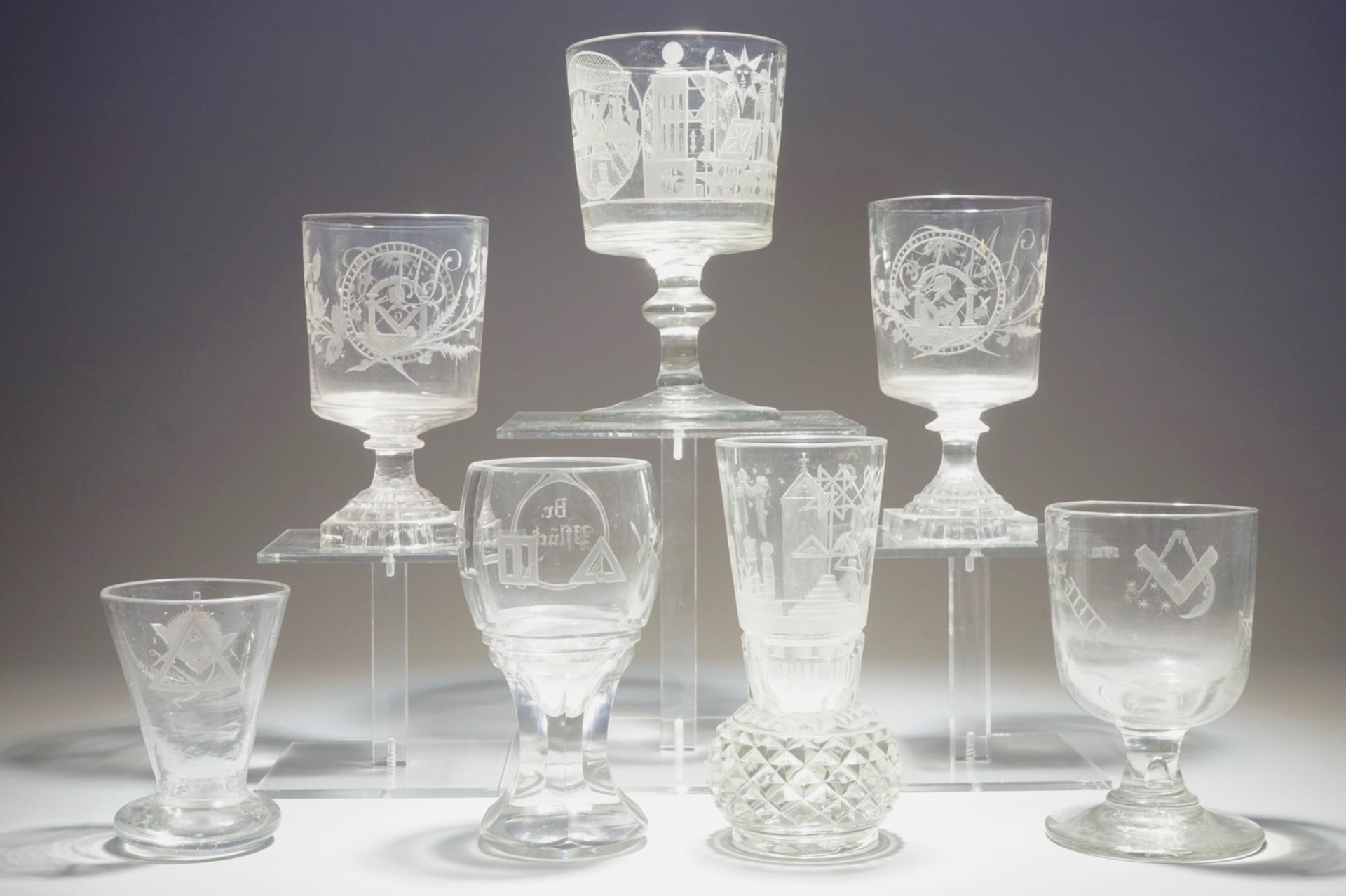 A lot of 7 engraved masonic glasses, freemasonry, 19/20th C. H.: 16,5 - Dia.: 9,5 cm - Image 4 of 7