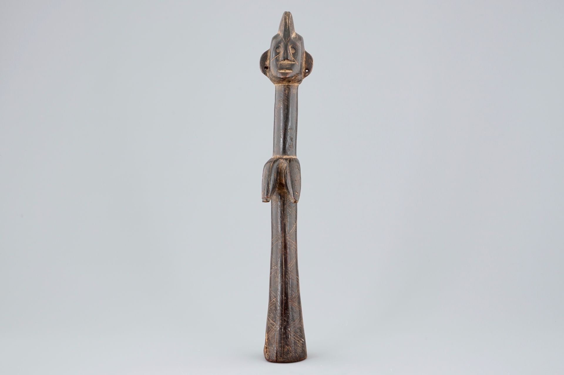 An African carved wood figure of a fertility doll, Mossi, Congo, 1st half 20th C. H.: 43 cm - Image 2 of 6