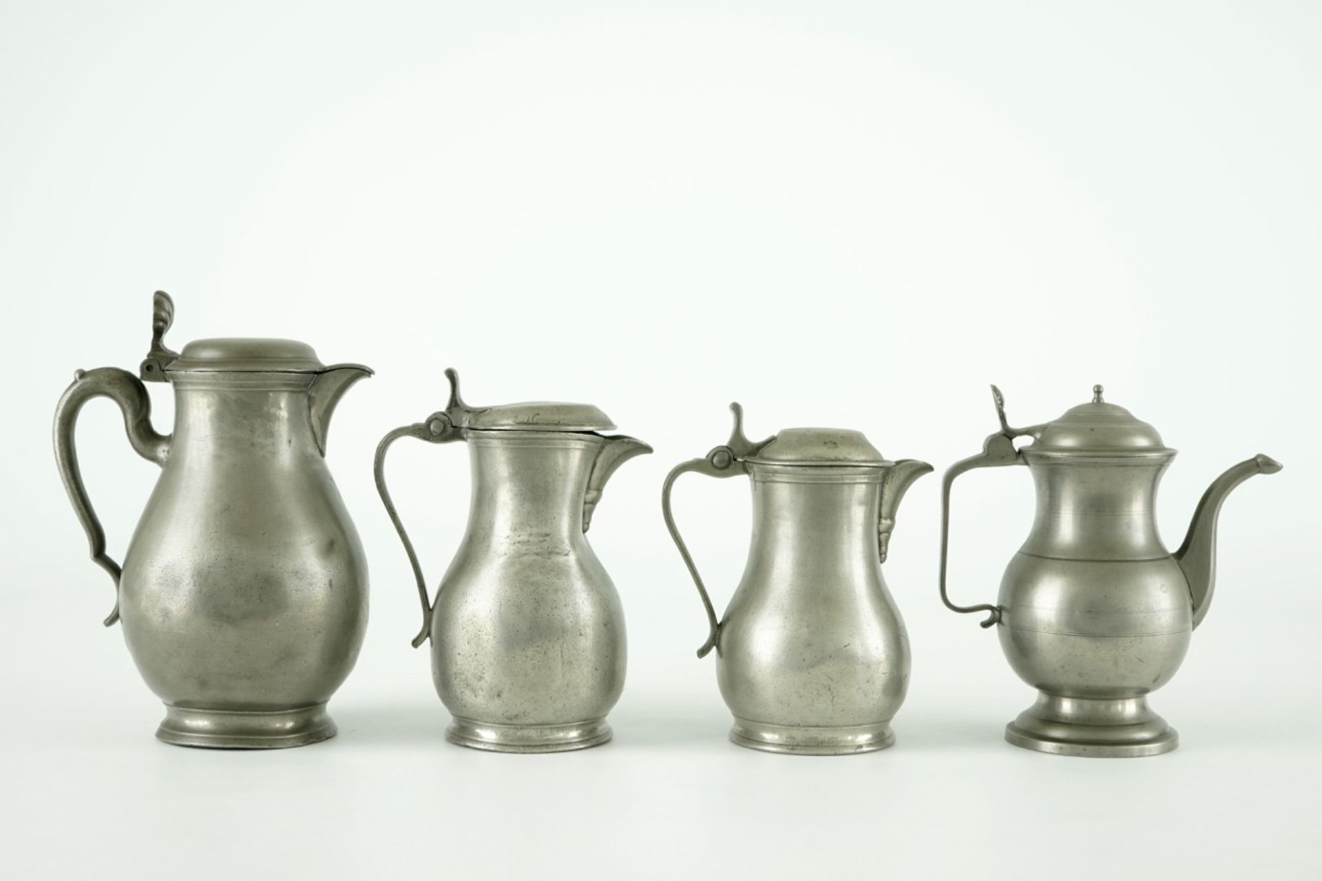 A collection of pewter wares, consisting of 20 jugs, plates, trays and bowls, 17/19th C. - Image 14 of 23