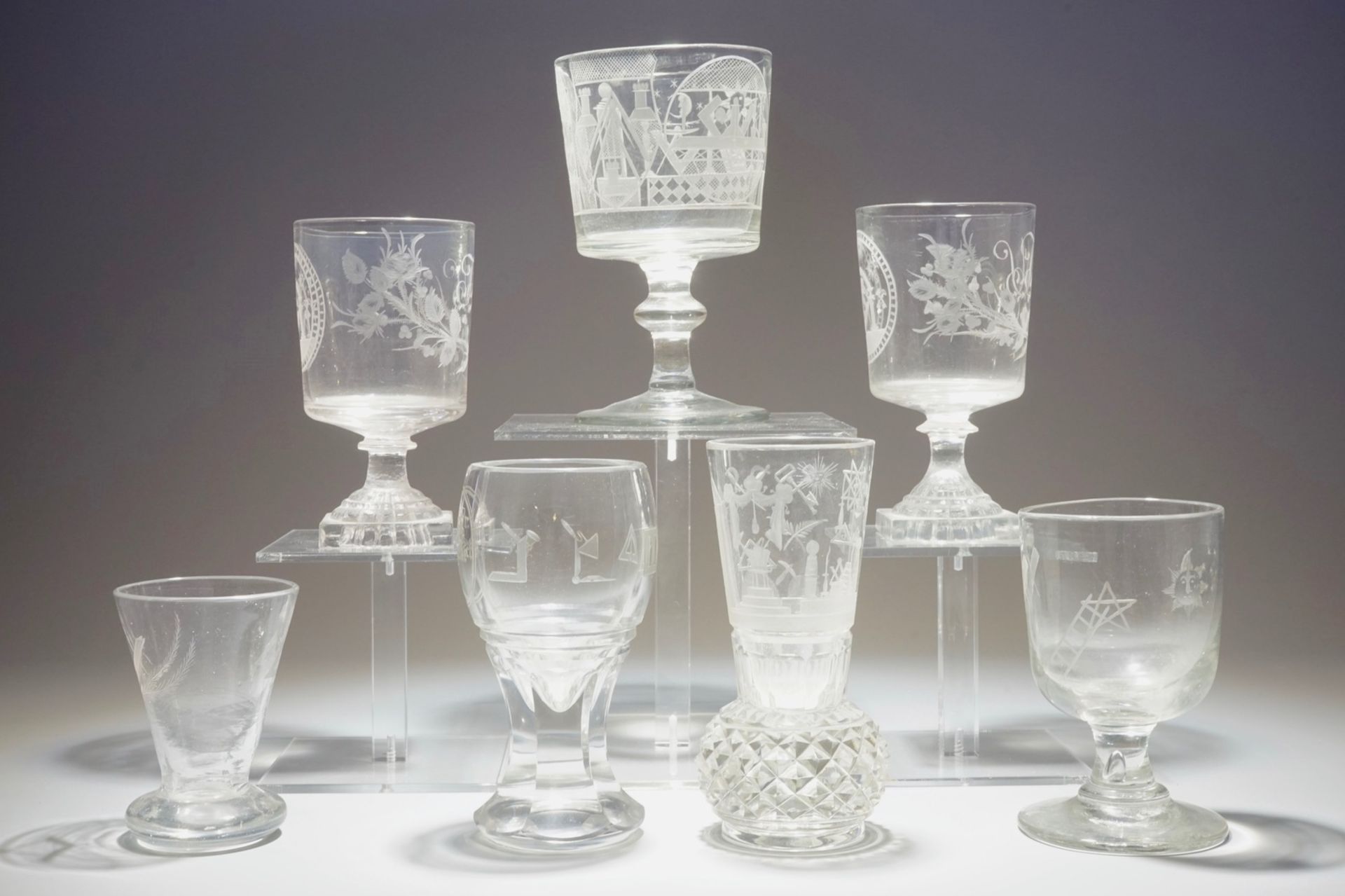 A lot of 7 engraved masonic glasses, freemasonry, 19/20th C. H.: 16,5 - Dia.: 9,5 cm - Image 3 of 7